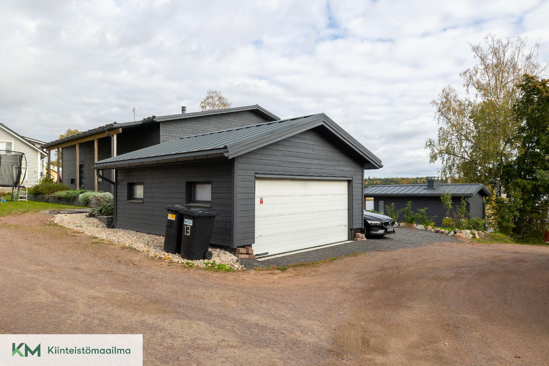 Lämmin, tilava autotalli