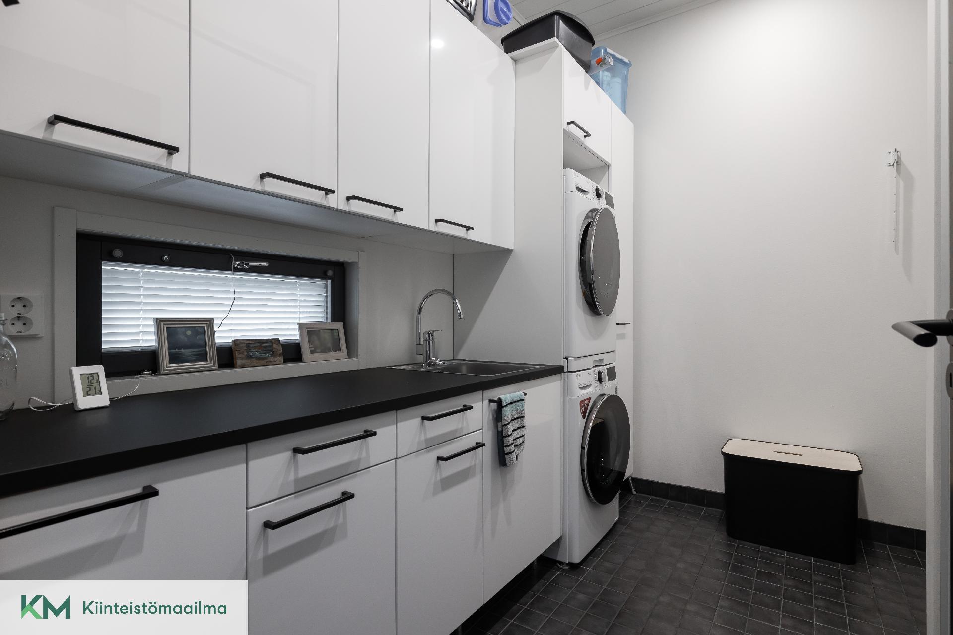 Kodinhoitohuone, jossa toinen wc