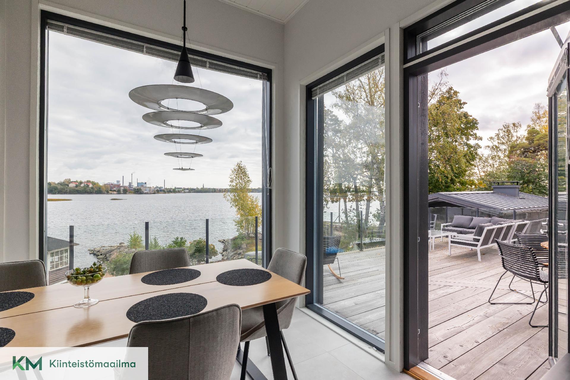 Ruokailutilasta käynti suoraan terassille - näppärästi aamukahville tai illanistujaisiin