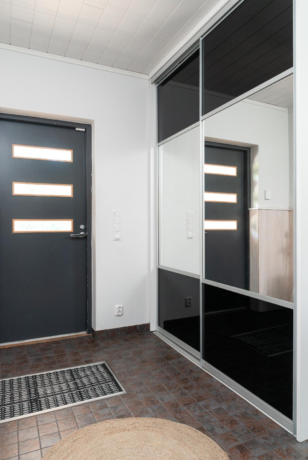 Kodinhoitohuoneen uloskäynti