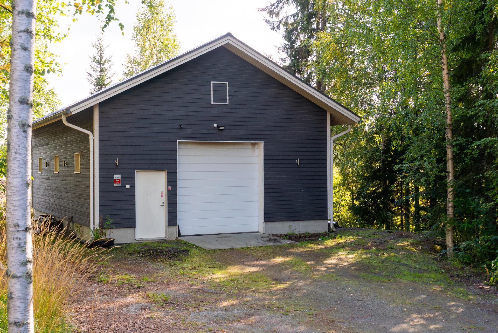 Uudempi autotallirakennus