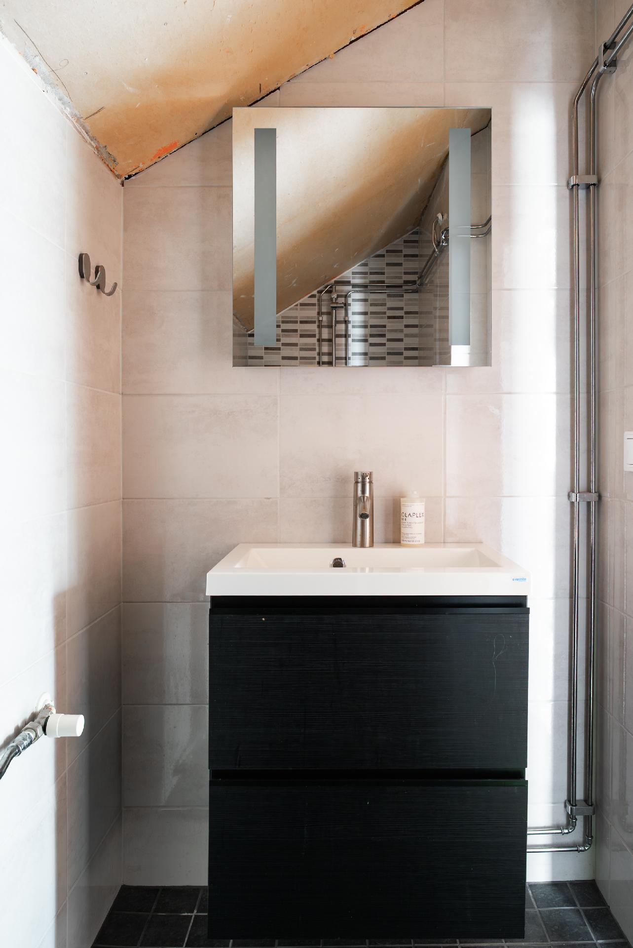 Yläkerran kylpyhuone