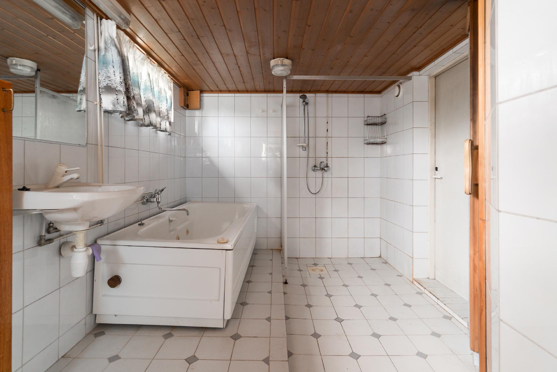 Kylpyhuone kellarissa