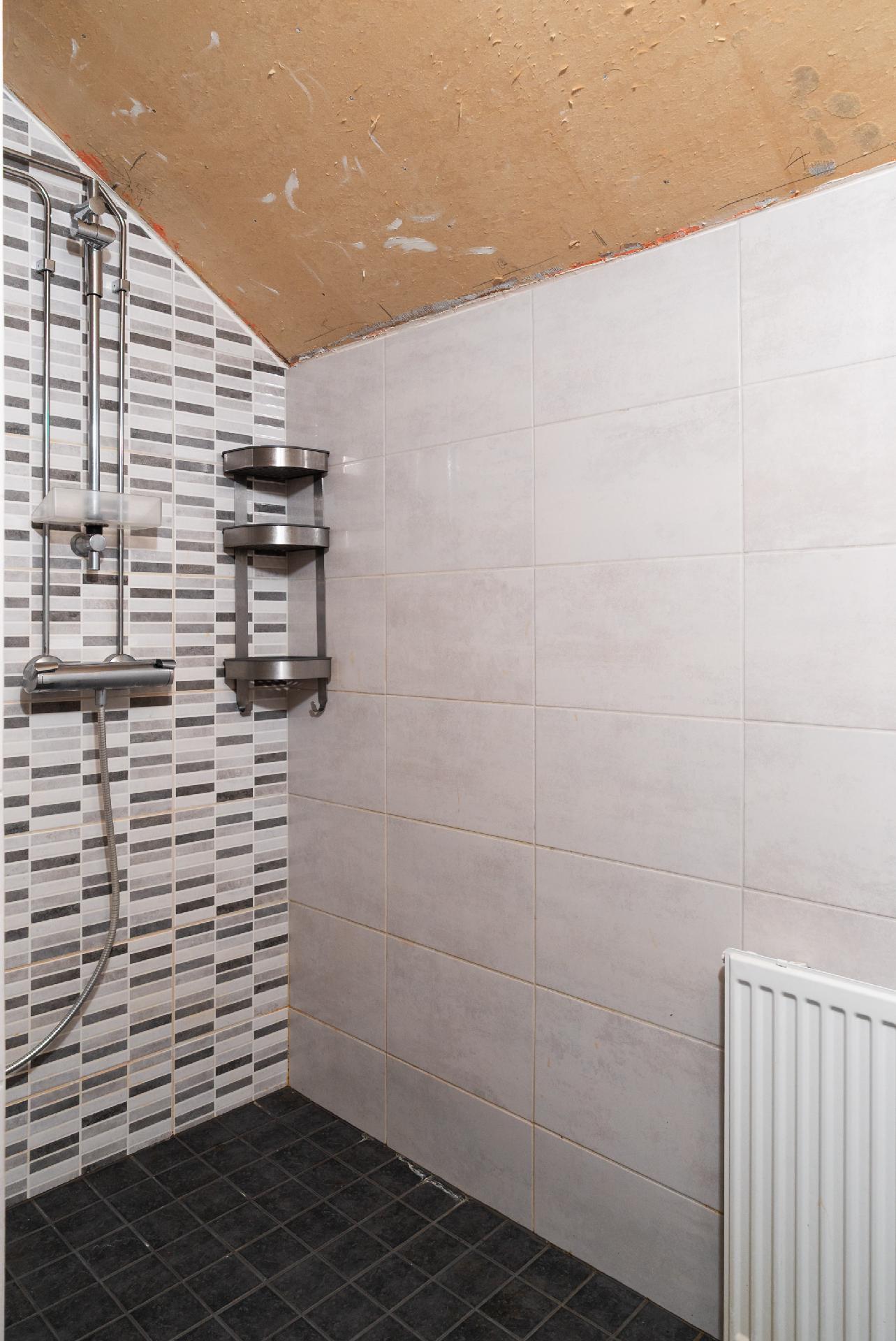 Yläkerran kylpyhuone