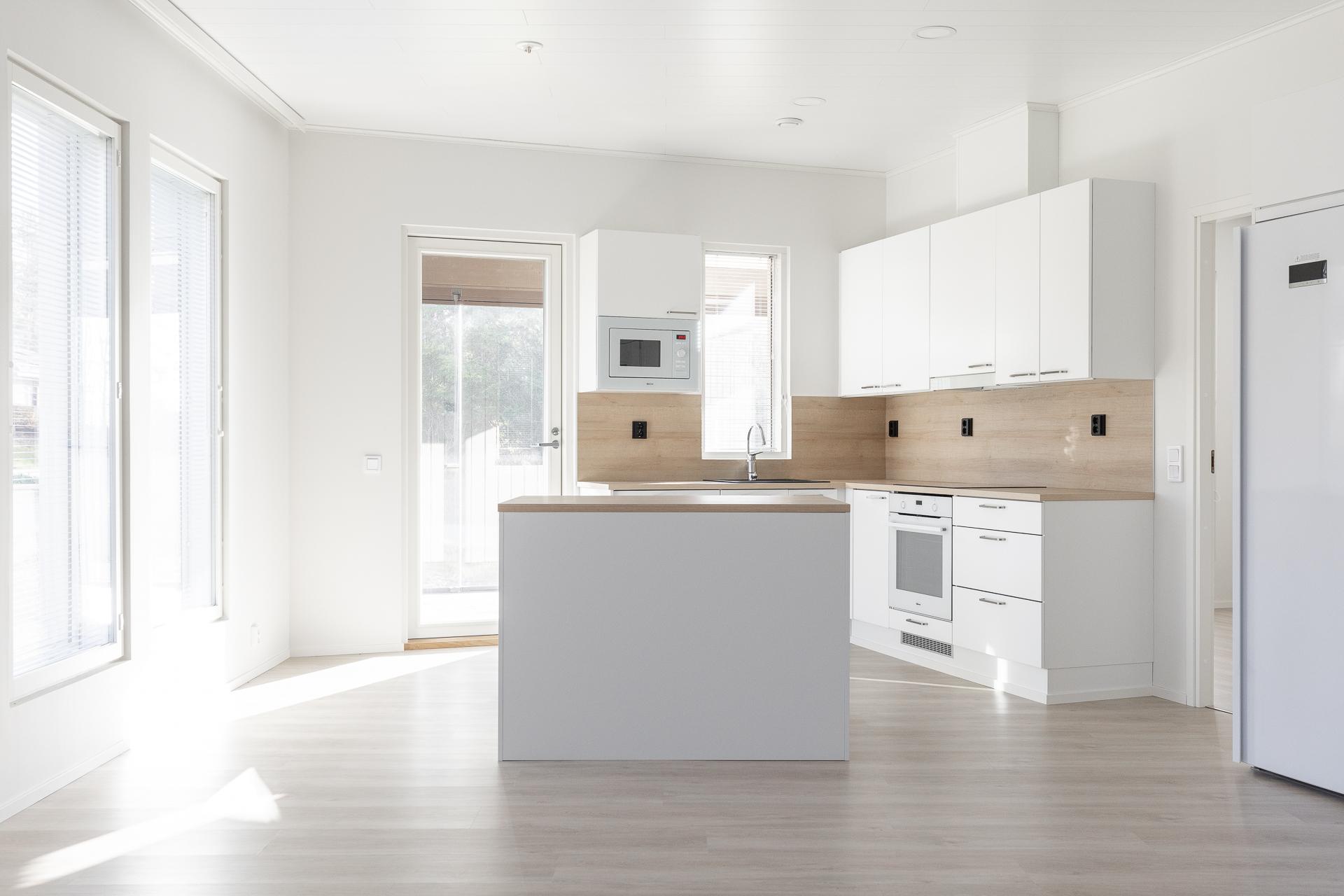 Ruokailutilasta keittiöön näkymää