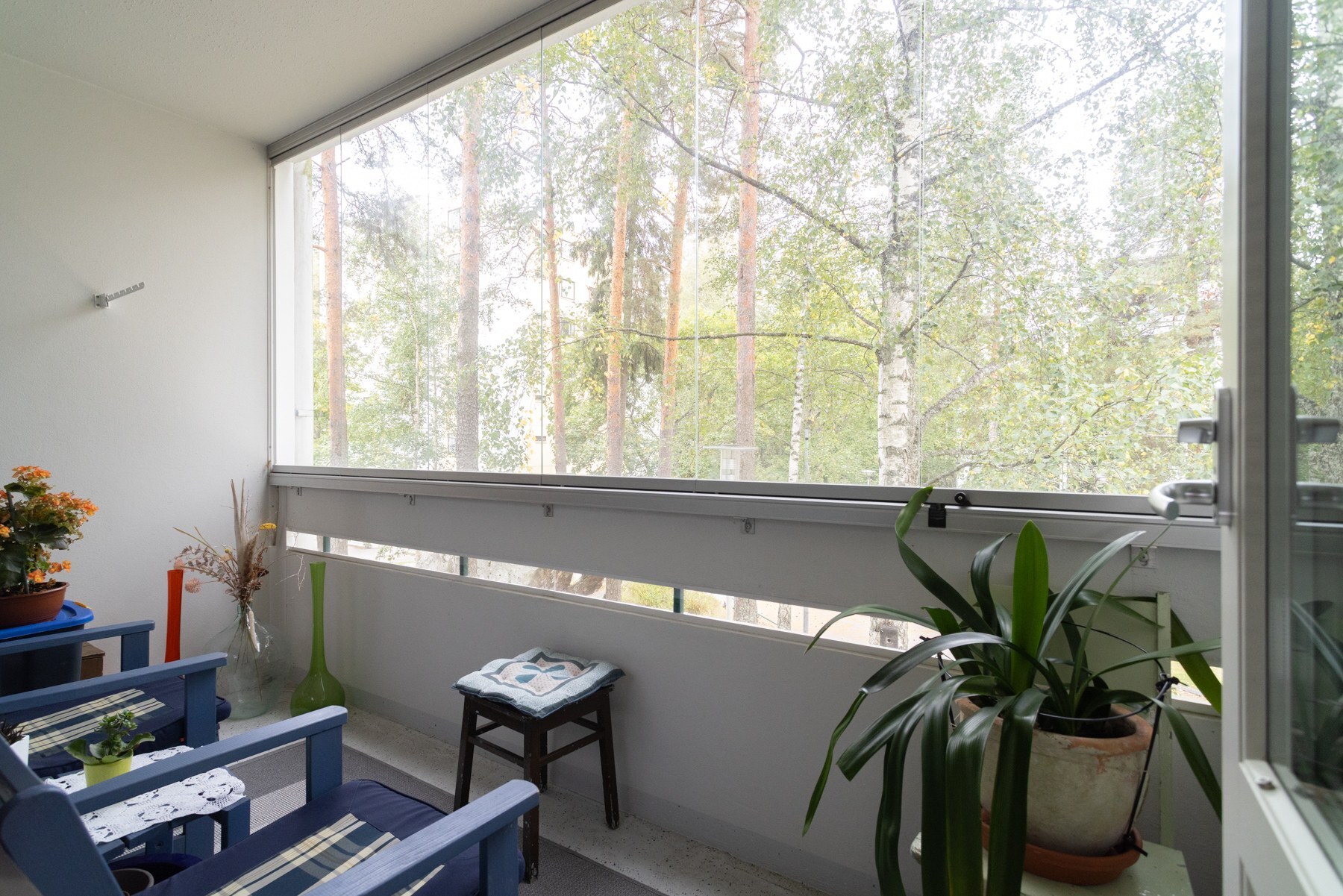 Lasitettu parveke pihalle päin