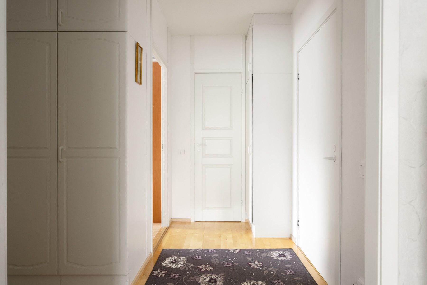 Eteisessä hyvin kaappitilaa