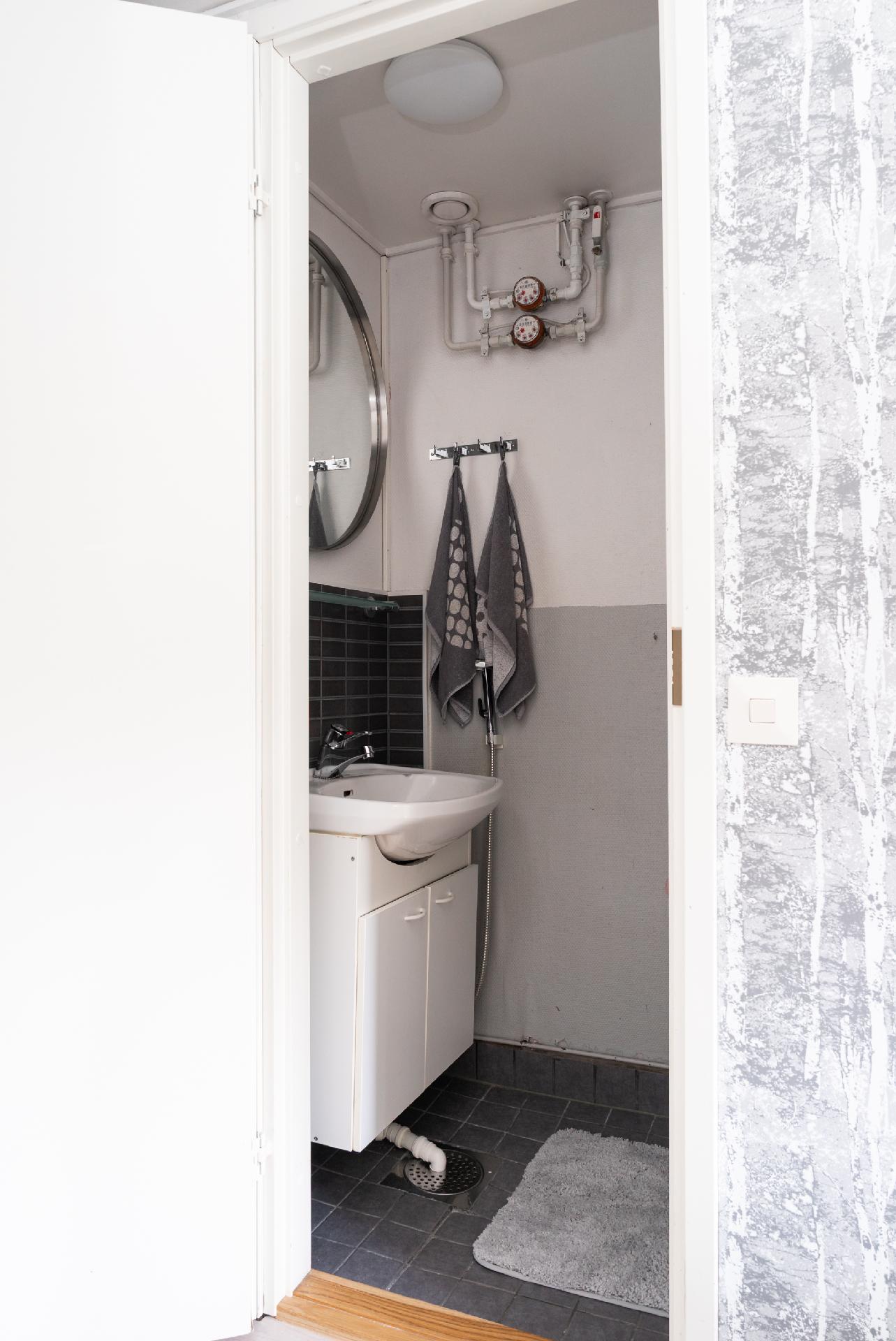 Alakerran erillinen wc