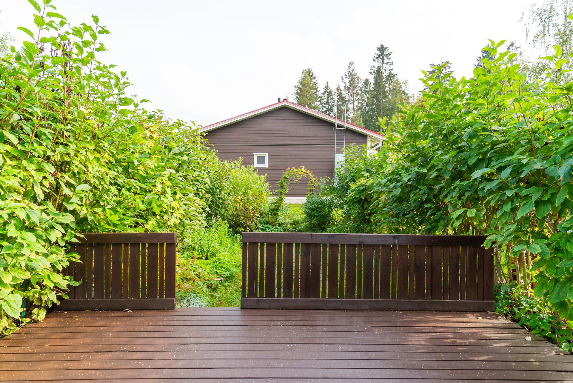 Oma, suojaisa terassi ja piha-alue