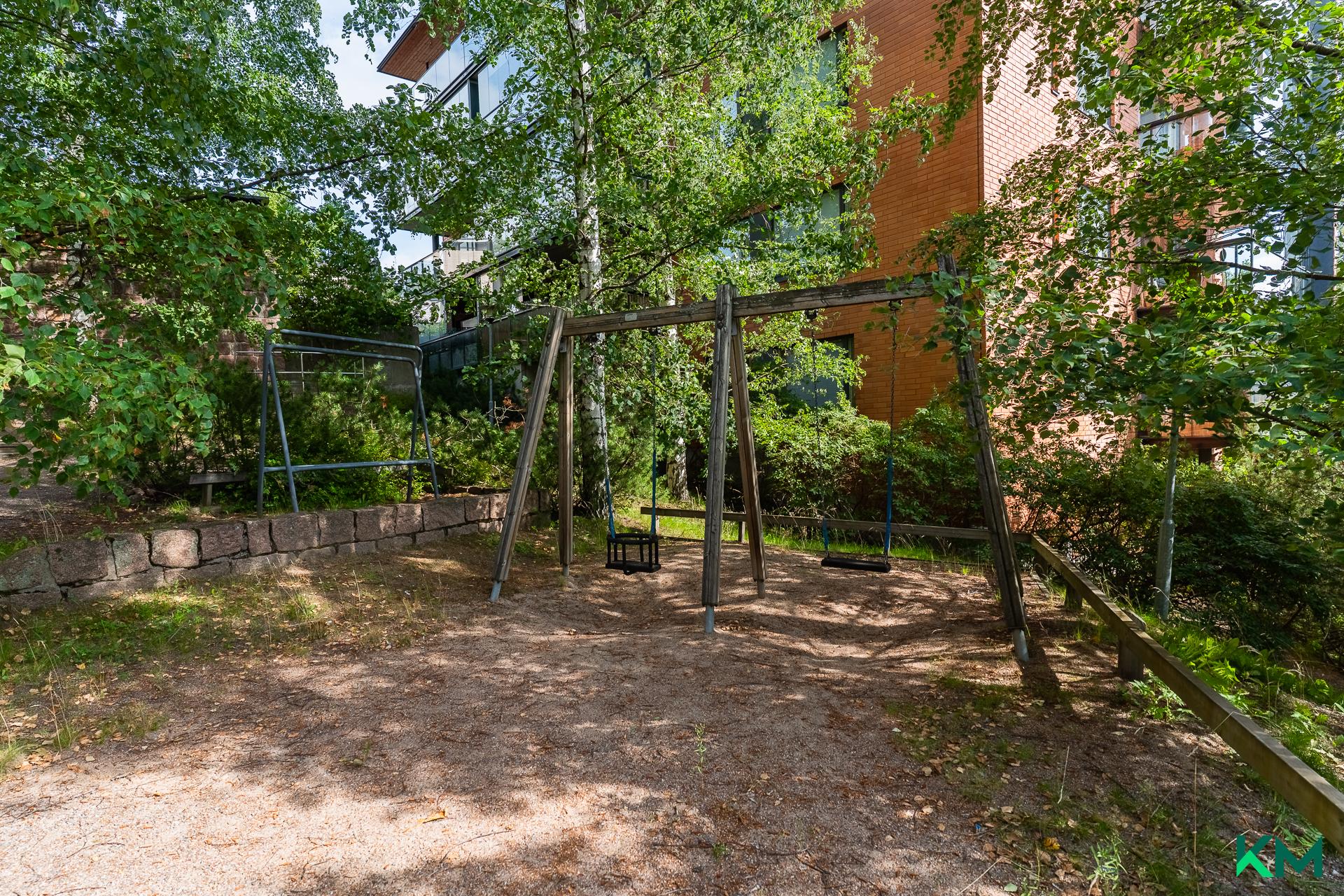 Leikkipaikka pihassa