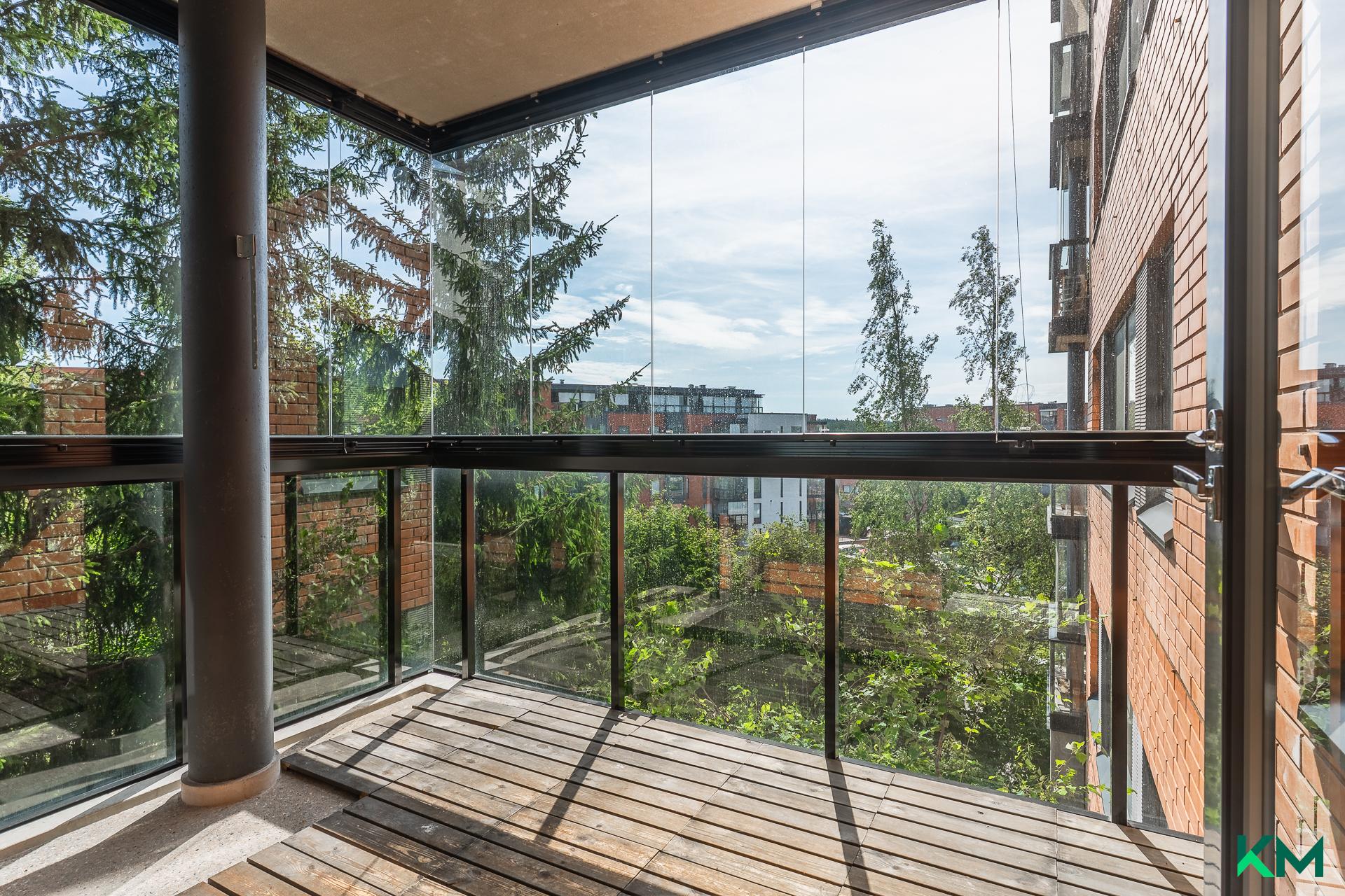 Lasitettu parveke vapain näkymin ympäristöön