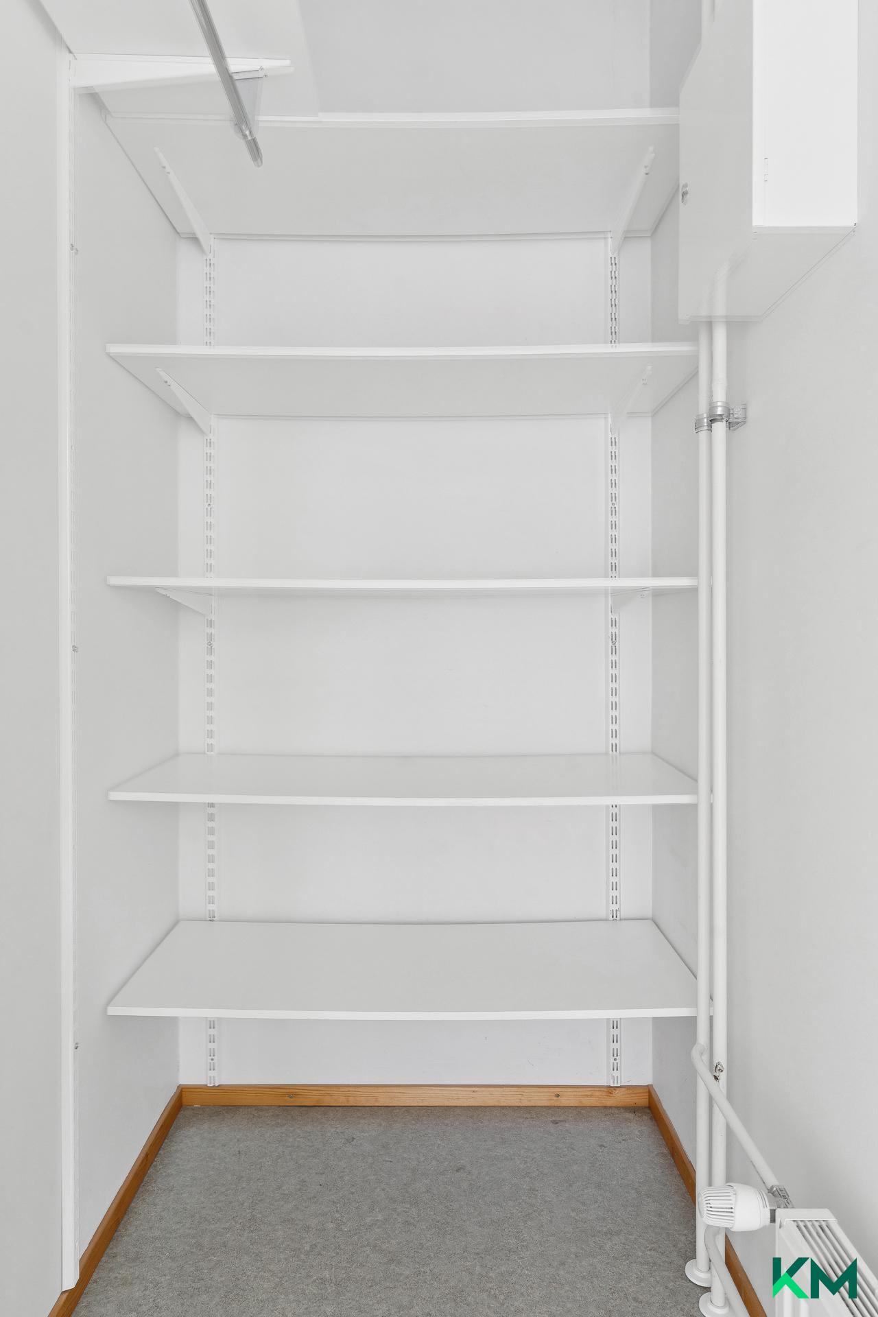 1. Makuuhuoneessa myös vaatehuone