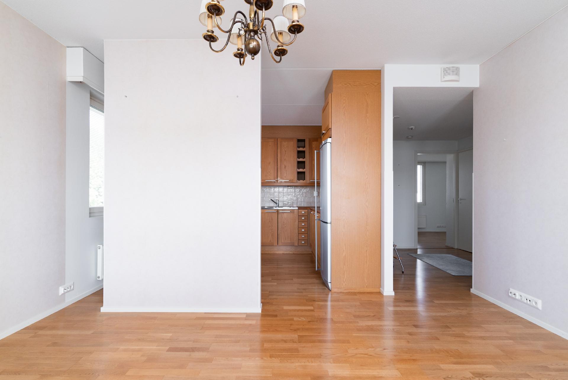 olohuoneesta keittiön ja eteisen suuntaan
