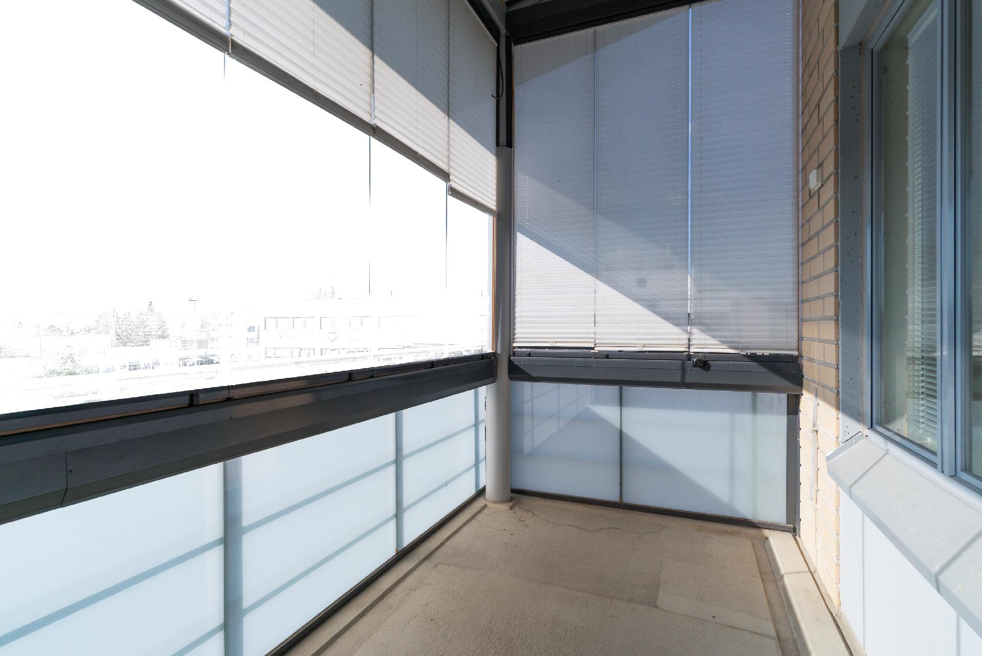 Lasitetulle parvekkeelle käynti olohuoneesta