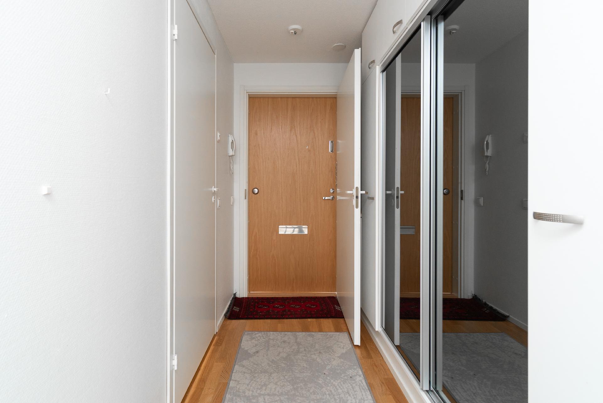 Eteisessä paljon kaappitilaa