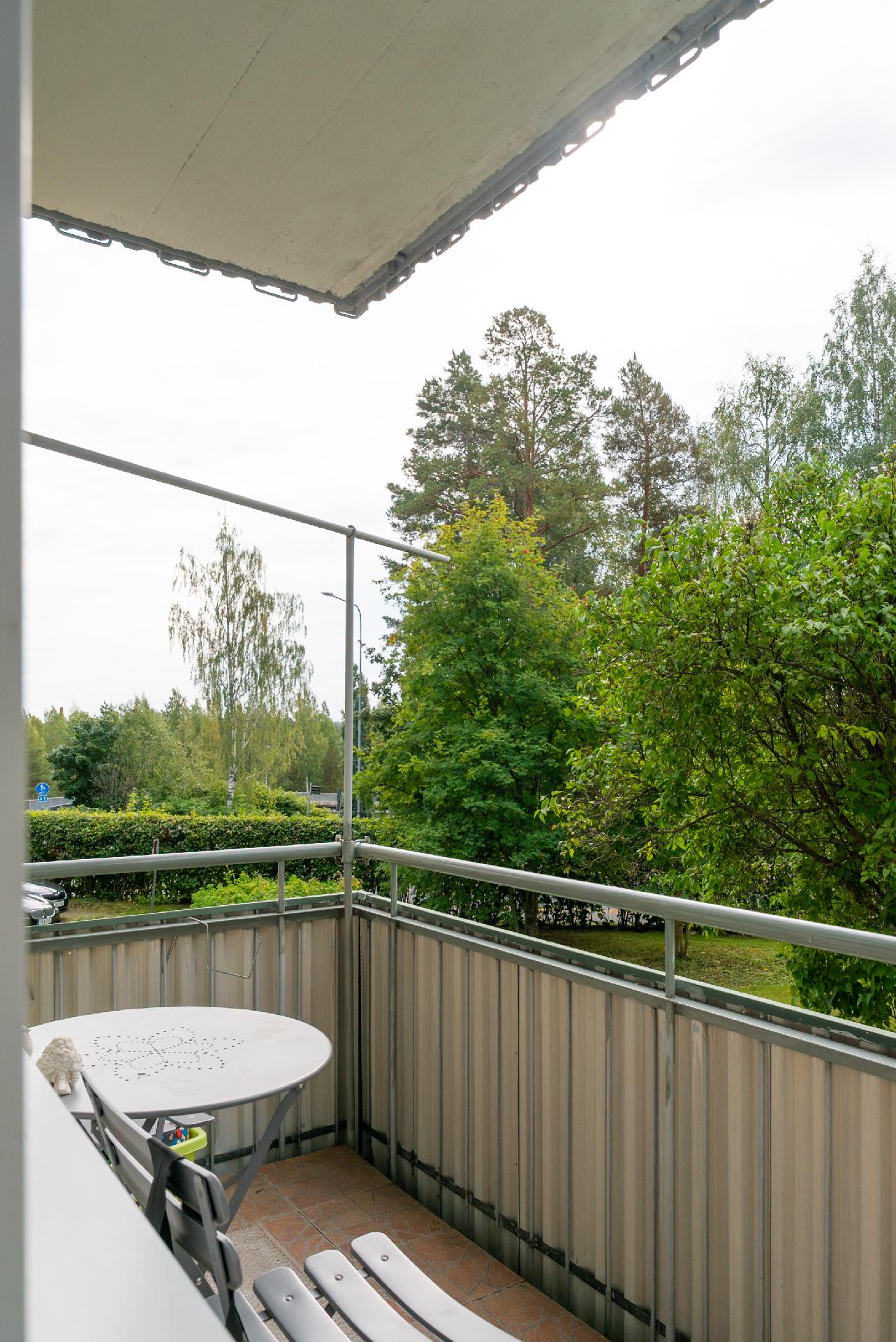 Parveke pihan suuntaan