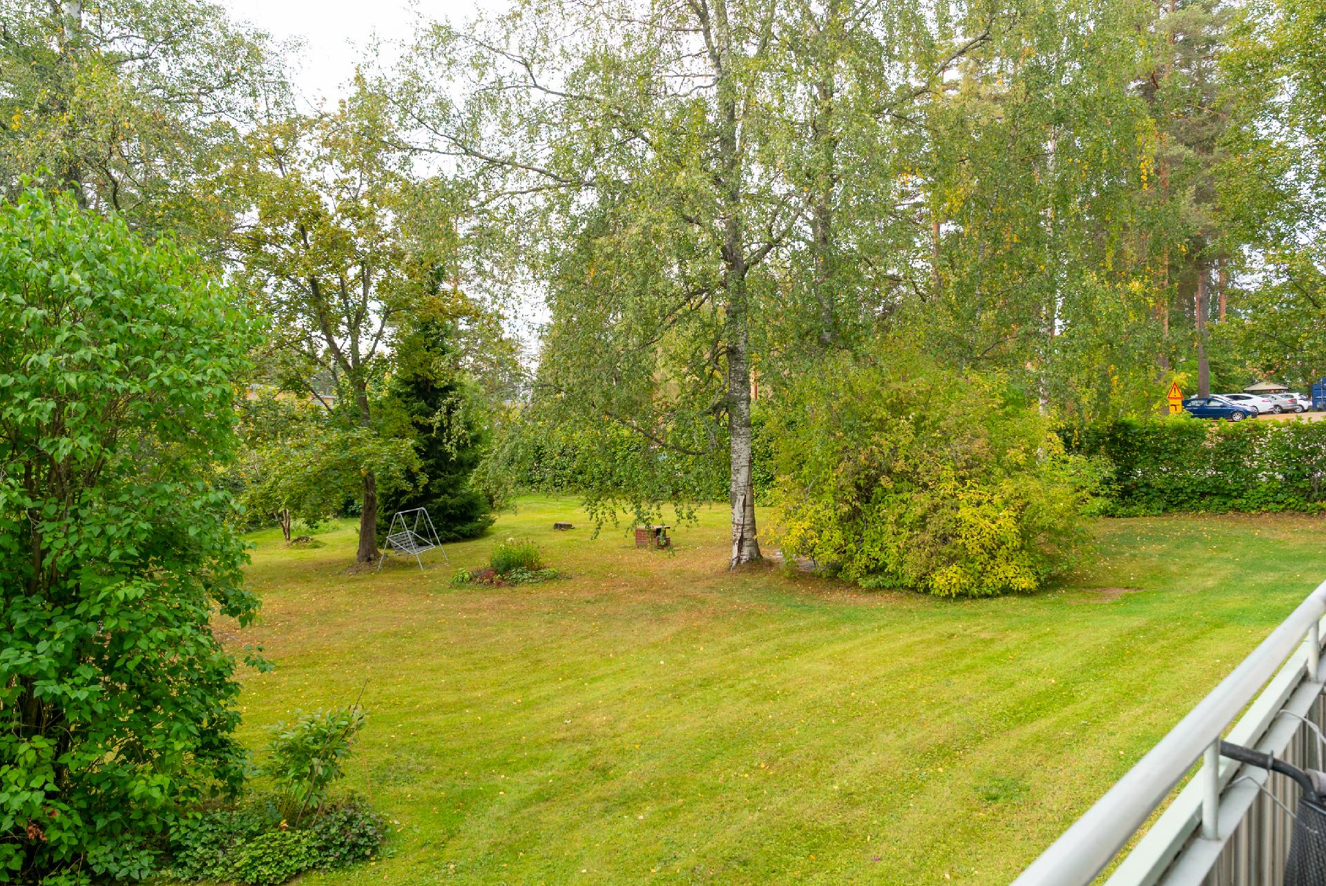 Taloyhtiön tilava piha