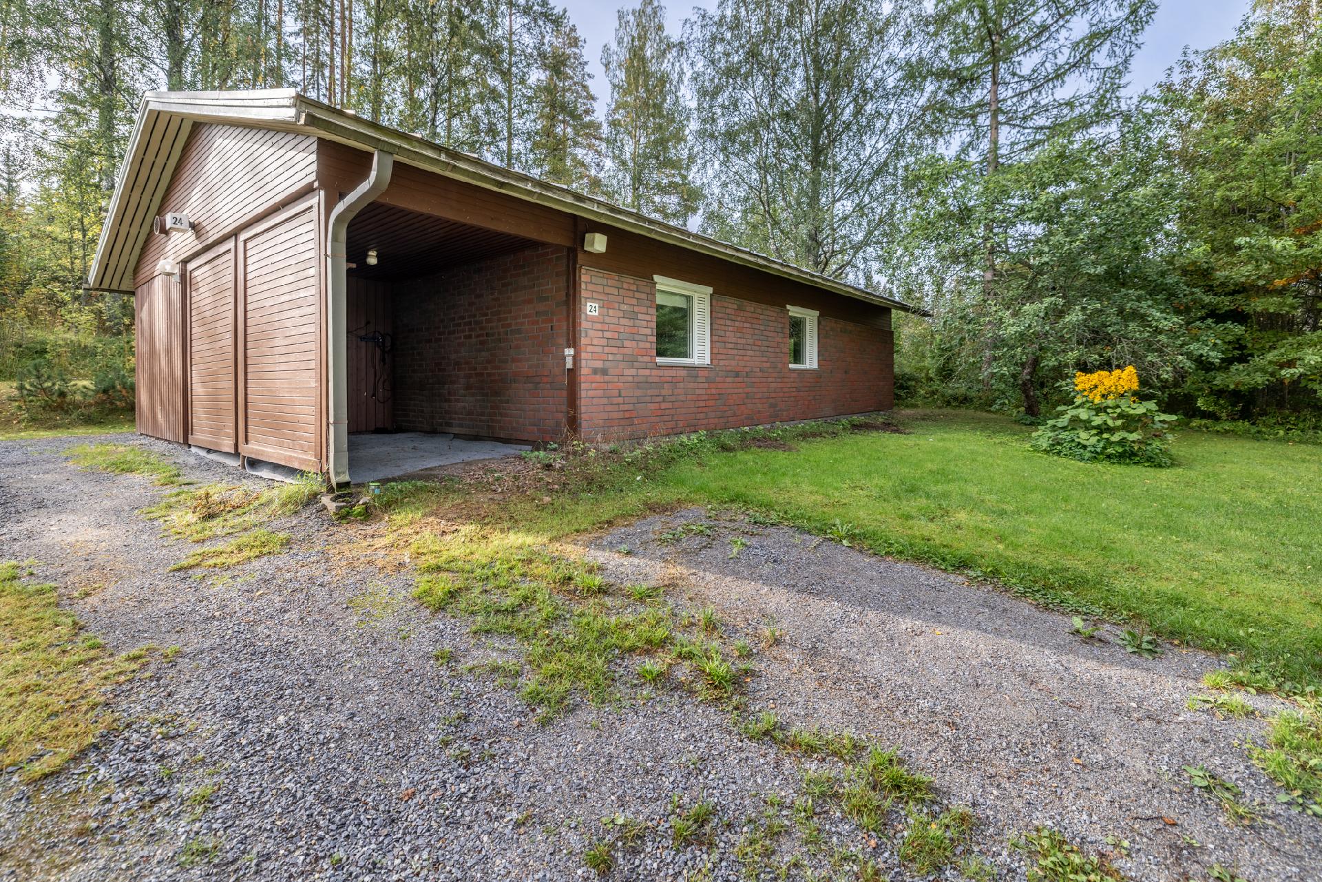 Autokatos talon yhteydessä