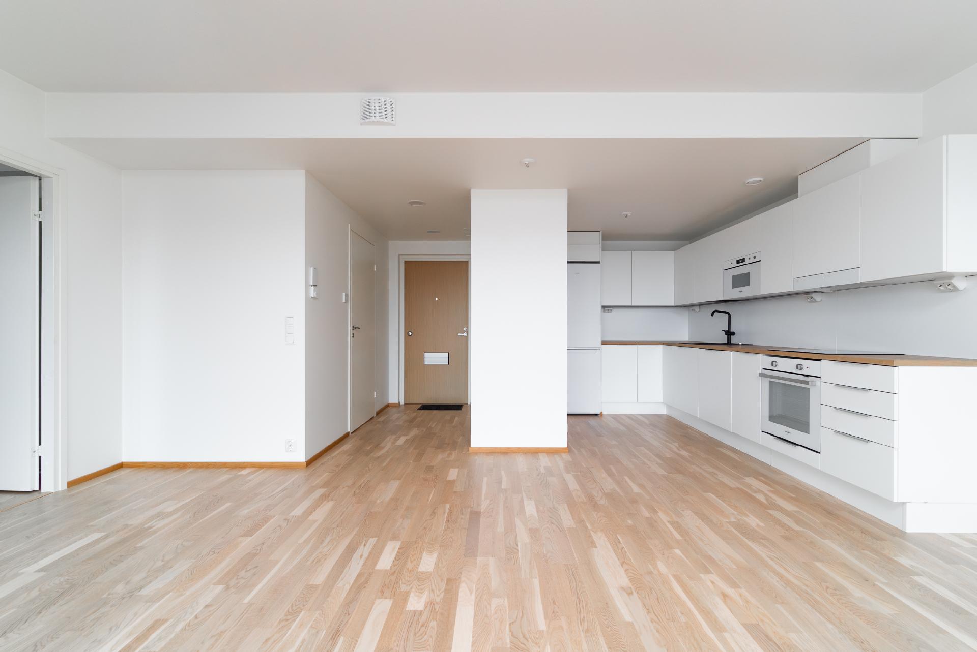 Olohuoneesta keittiöön päin