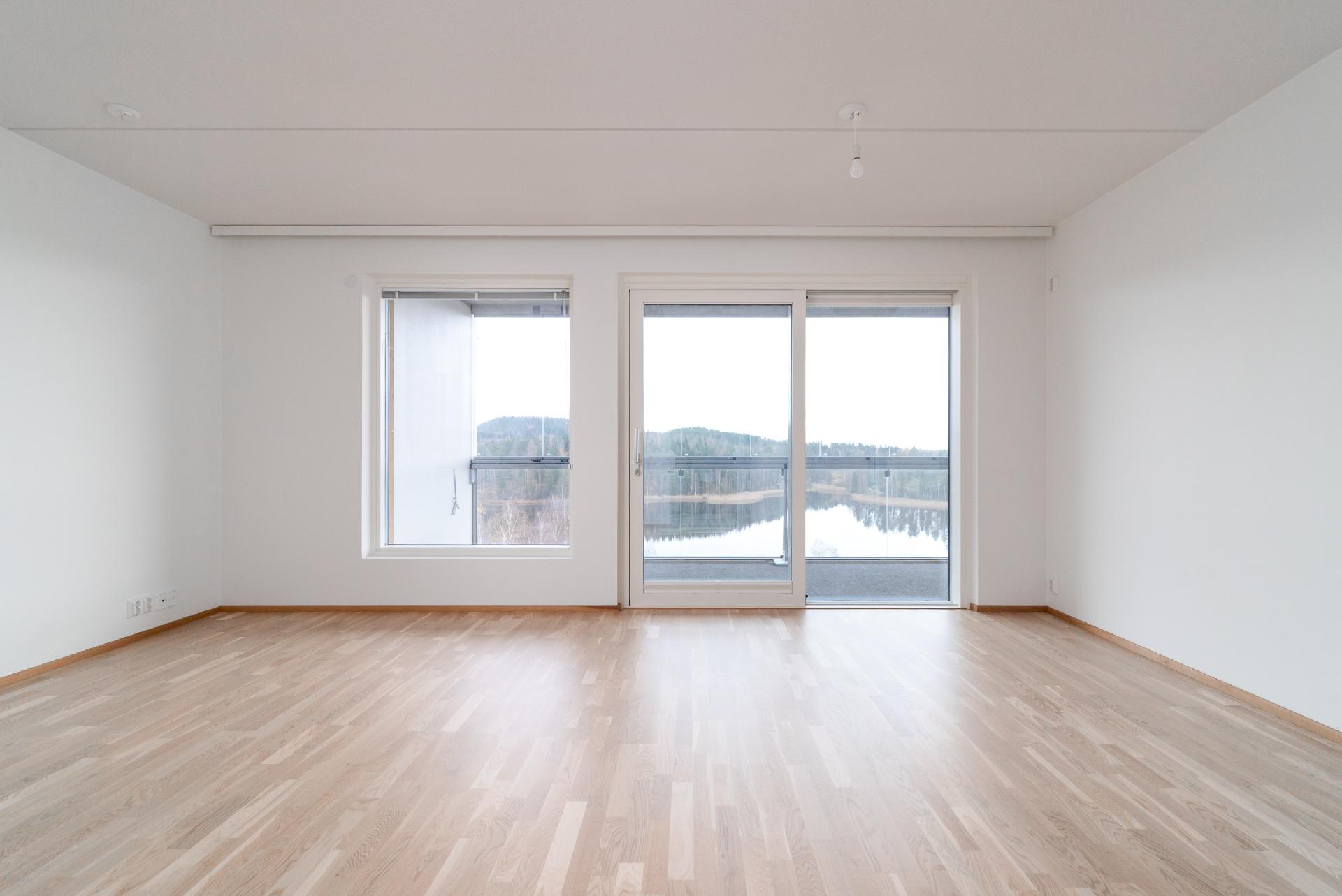 Tilava olohuone, josta liukuovi parvekkeelle