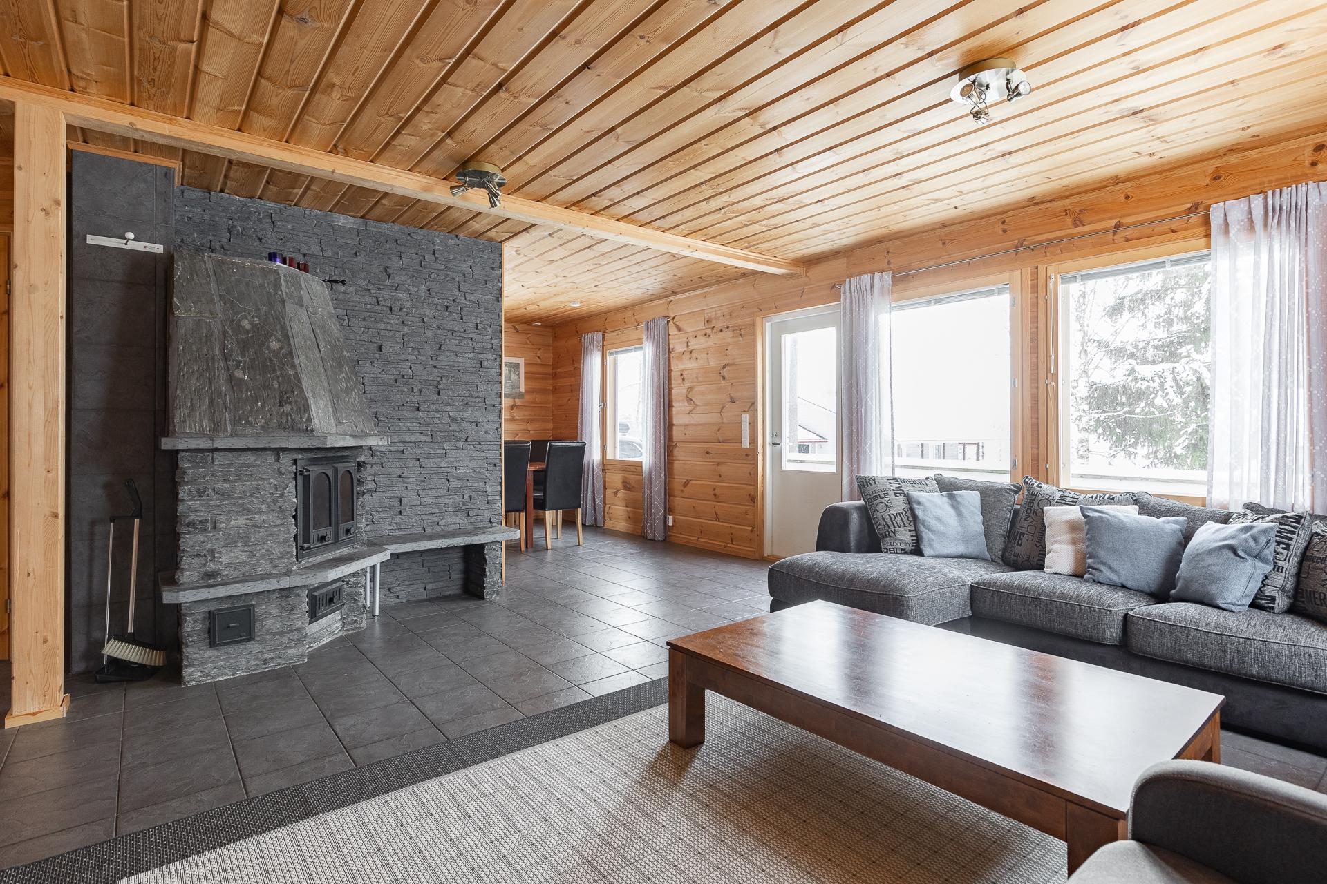 olohuone ja ruokailutila pilkistää