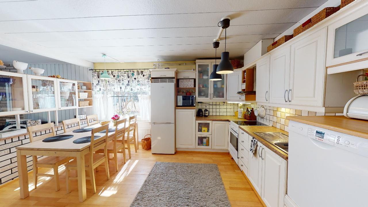 Keittiössä tilaa ruokapöydälle