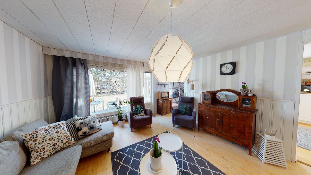 Olohuoneesta kulku takapihalle