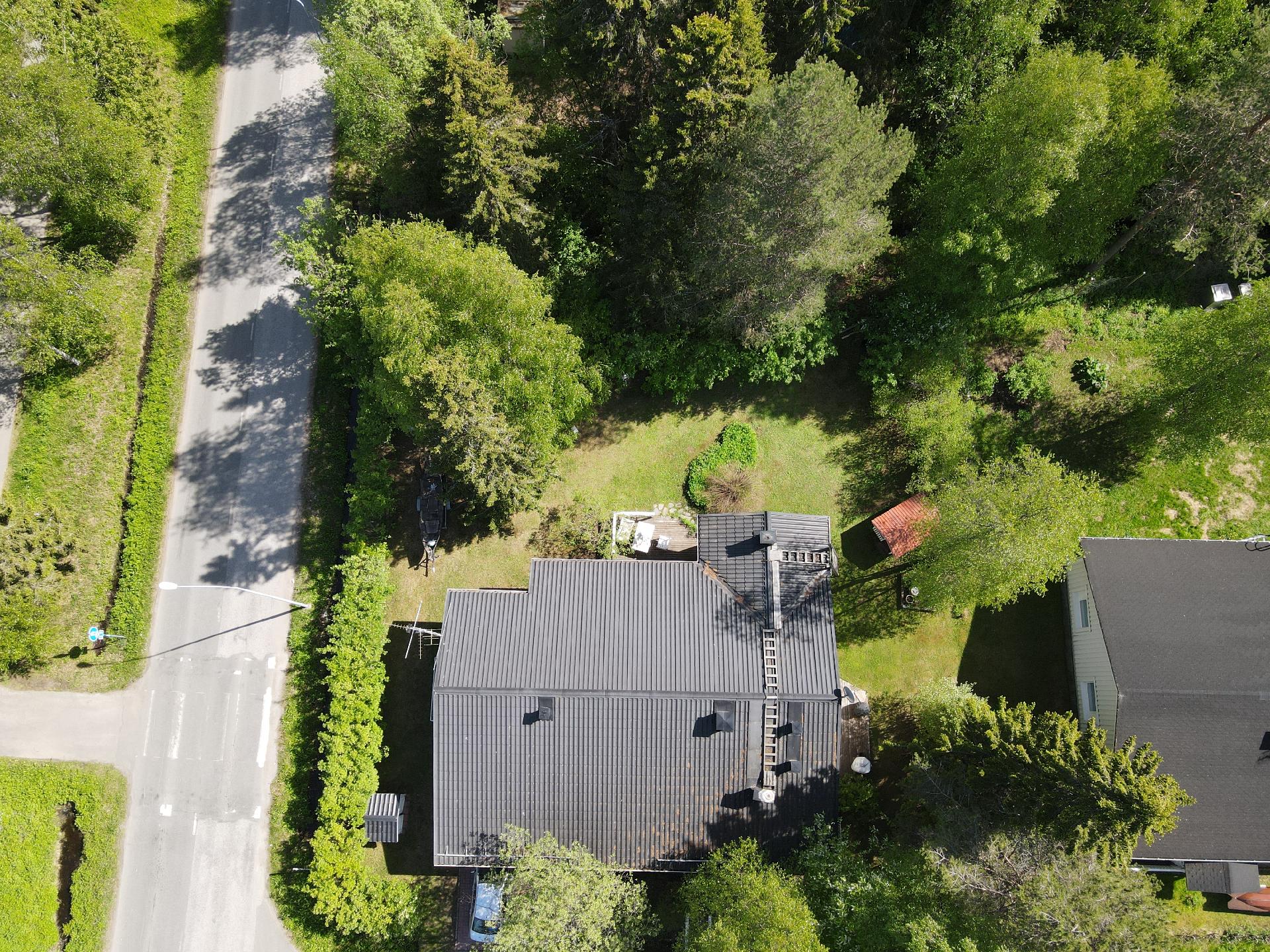 Ilmakuvassa näkyy piha-alue