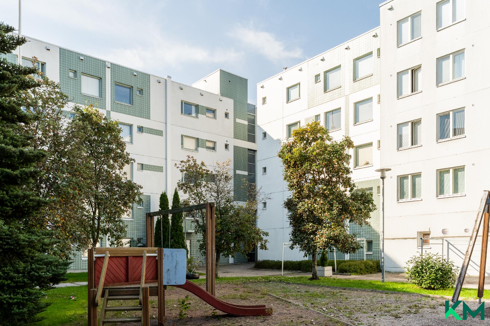 Yhtiön pihapiiri on rauhallinen ja suojaisa