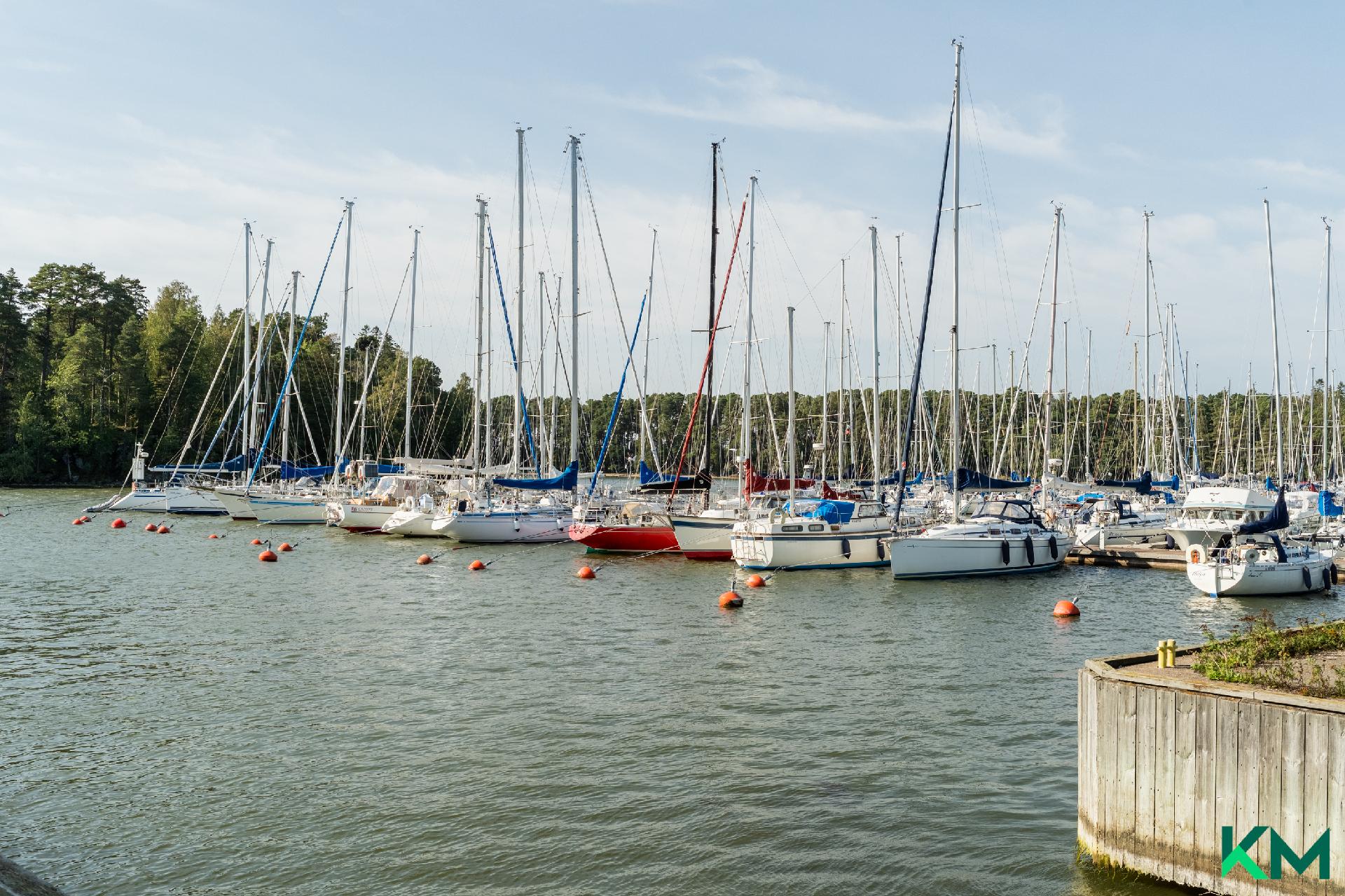 Kallahden pienvenesatama ja uimaportaat vieressä