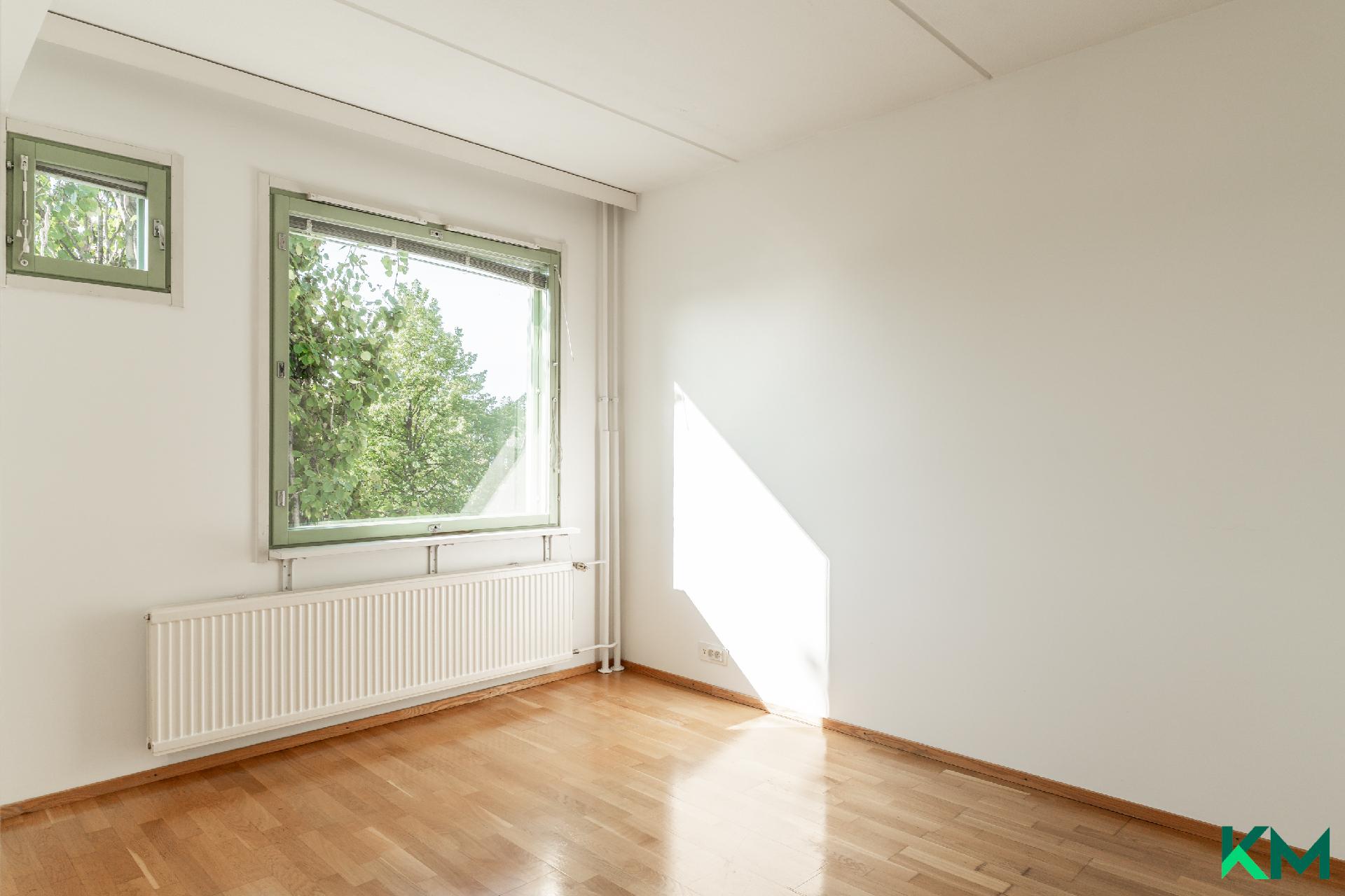 Makuuhuone. Säilytystila vaatehuoneessa.