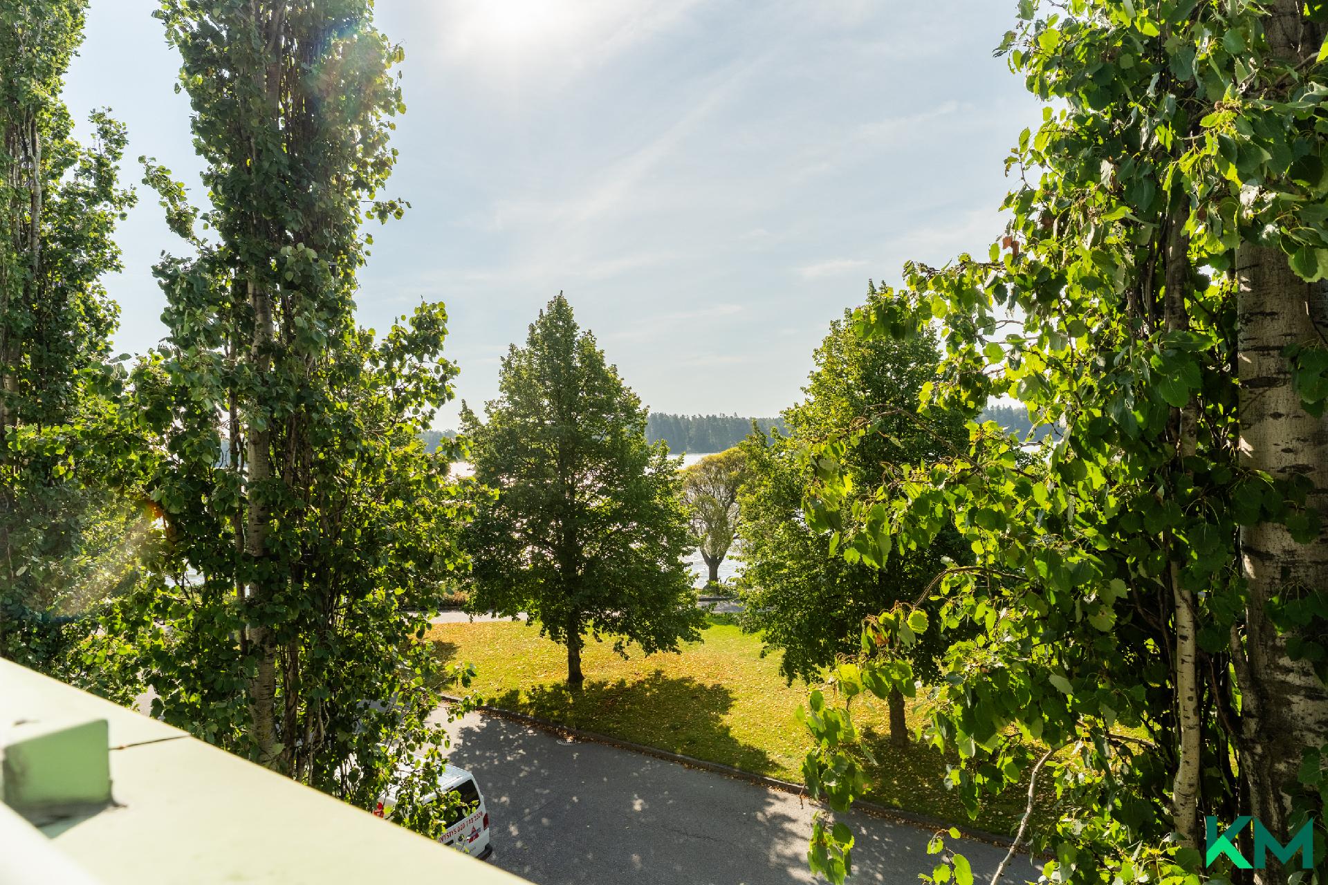 Puistomaiset näkymät merelle saakka