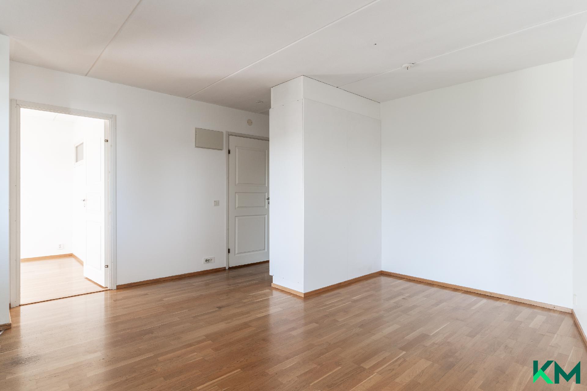 Olohuone on valoisa ja toimiva