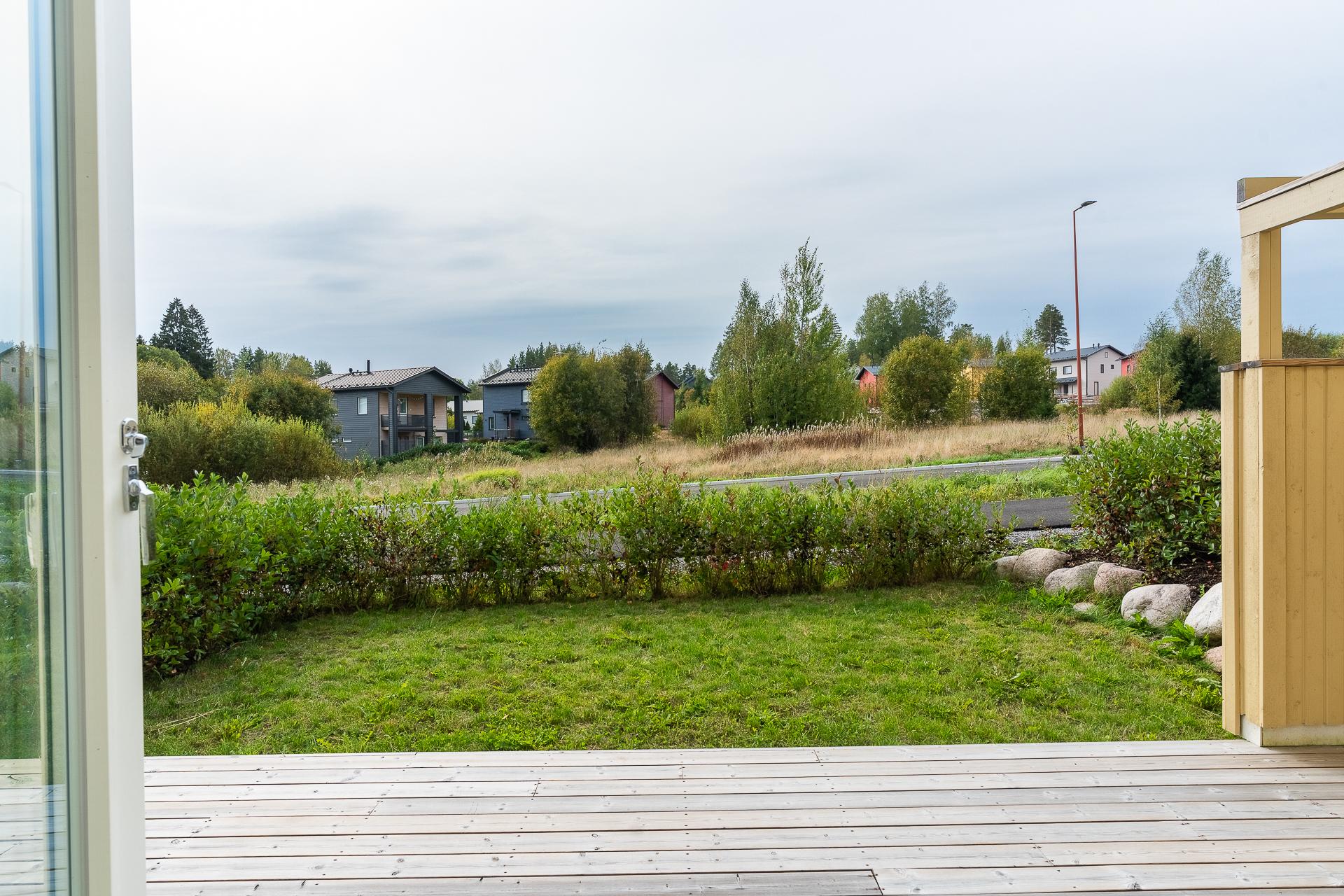 Näkymä olohuoneesta oleskelupihalle