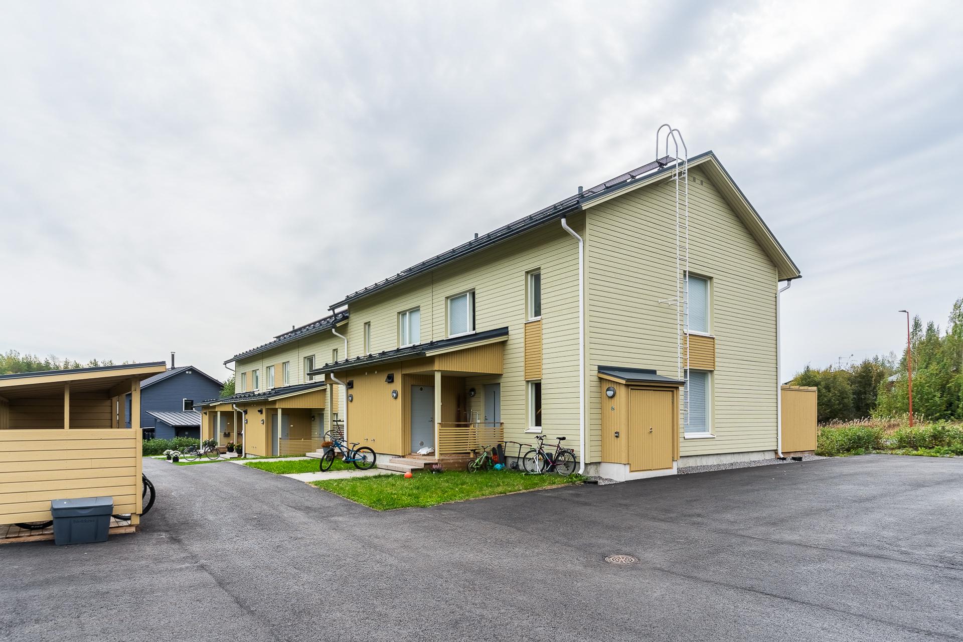 Asfaltoitu pysäköintialue ja kulkuväylä