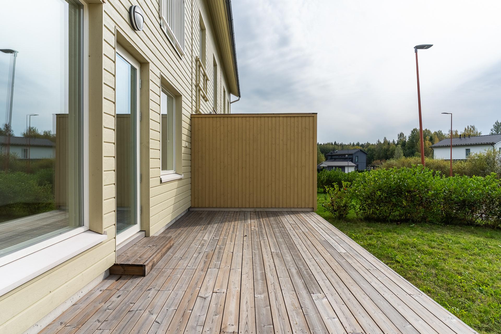 Oleskelupihan terassi, näkymä itään