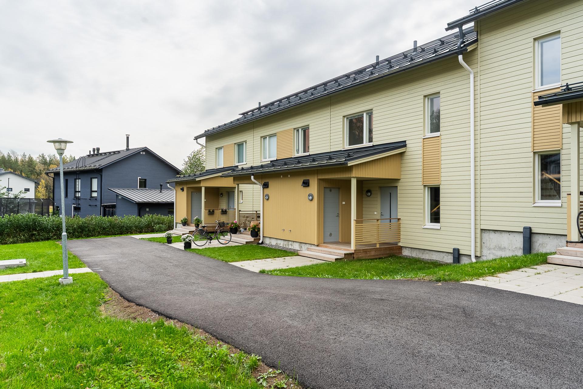 Etupiha, sisäänkäynnit asuntoihin