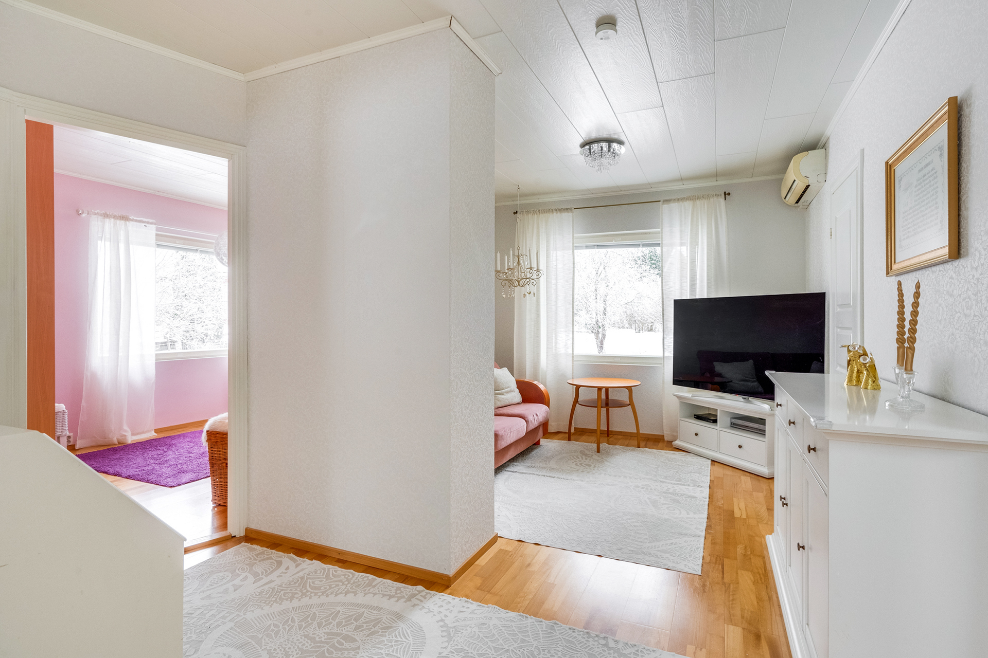 Yläkerran aulatila "pikkuolohuone"