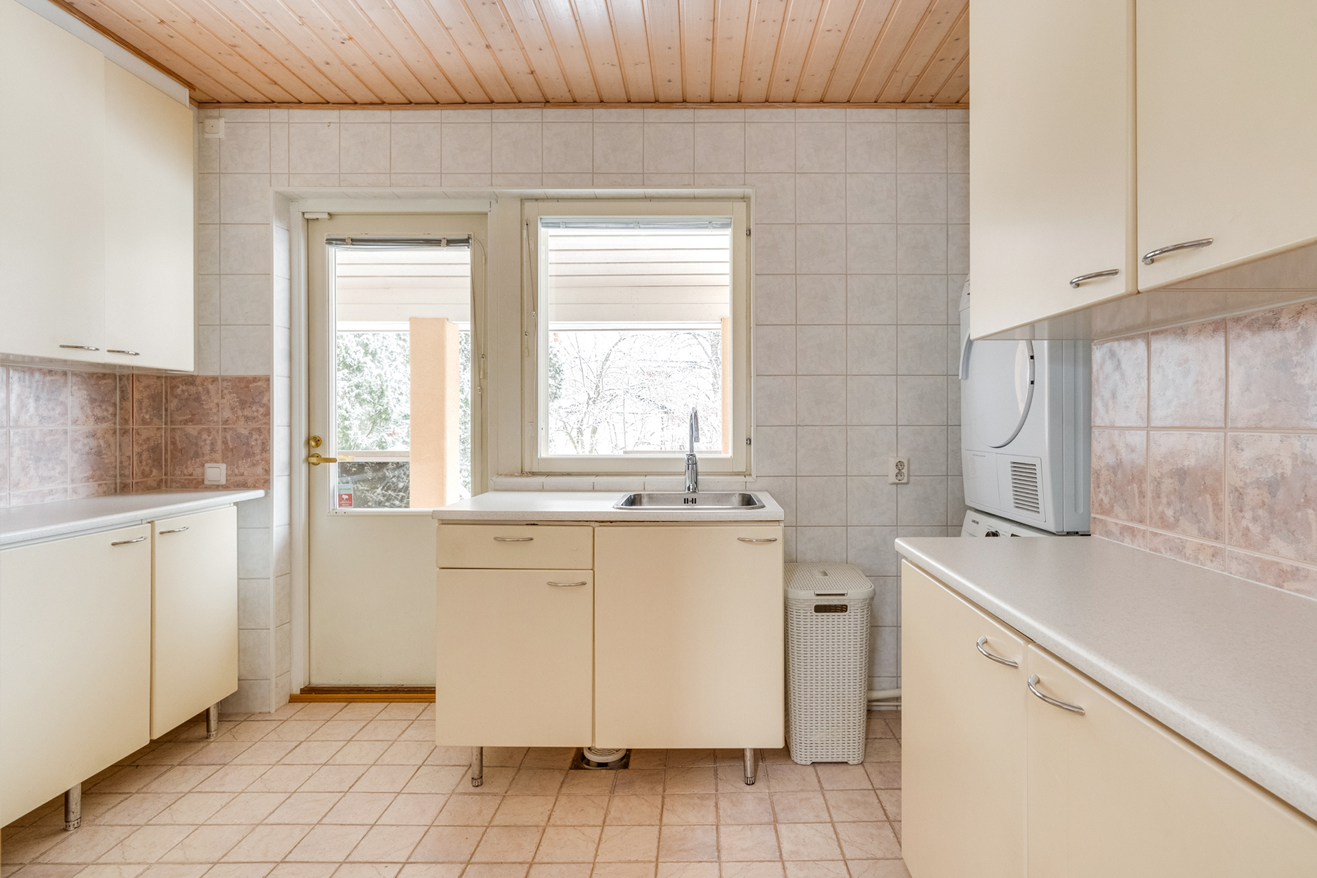 Kodinhoitohuoneesta on myös käynti takapihalle