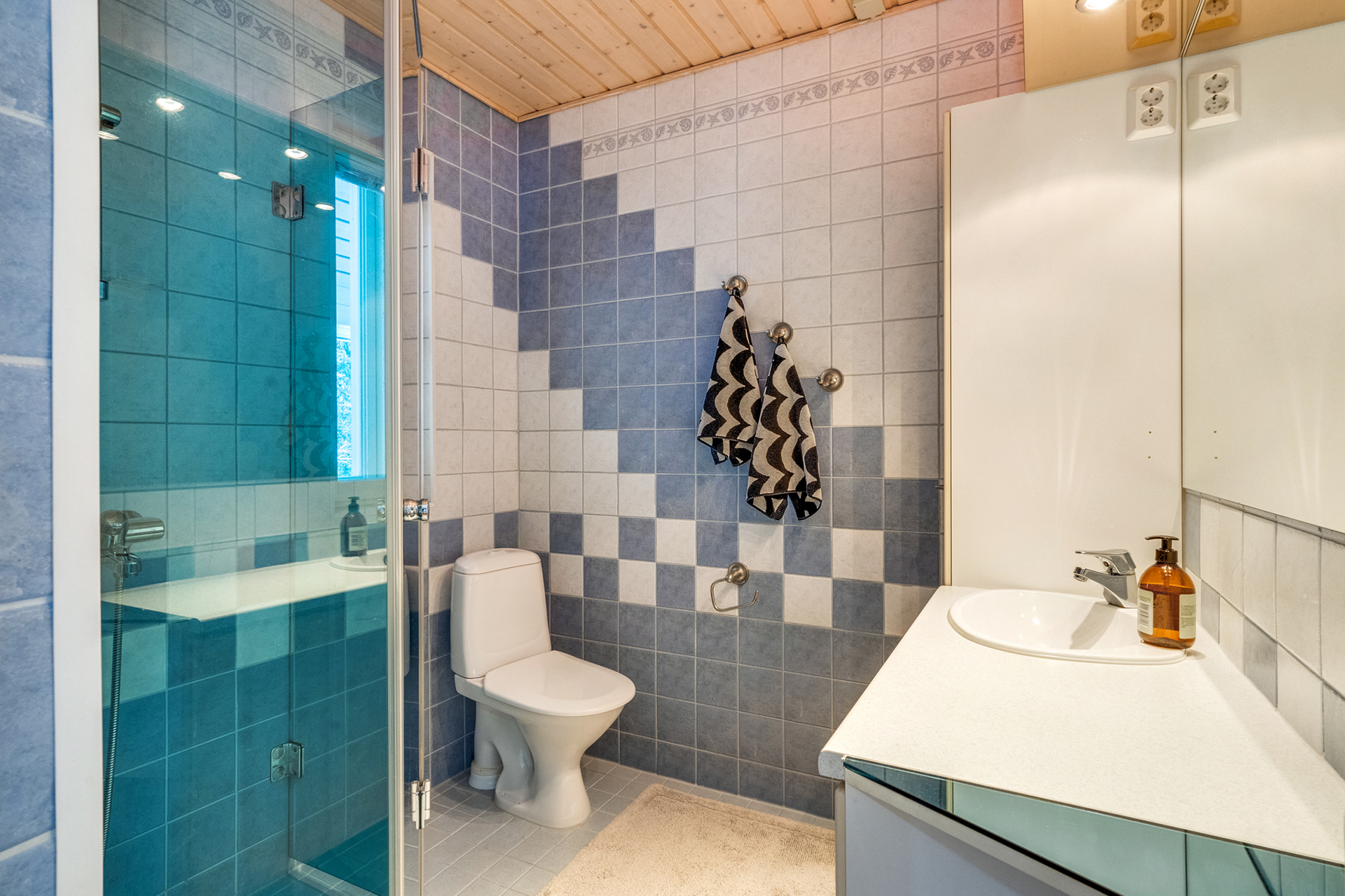 Yläkerran kylpyhuone