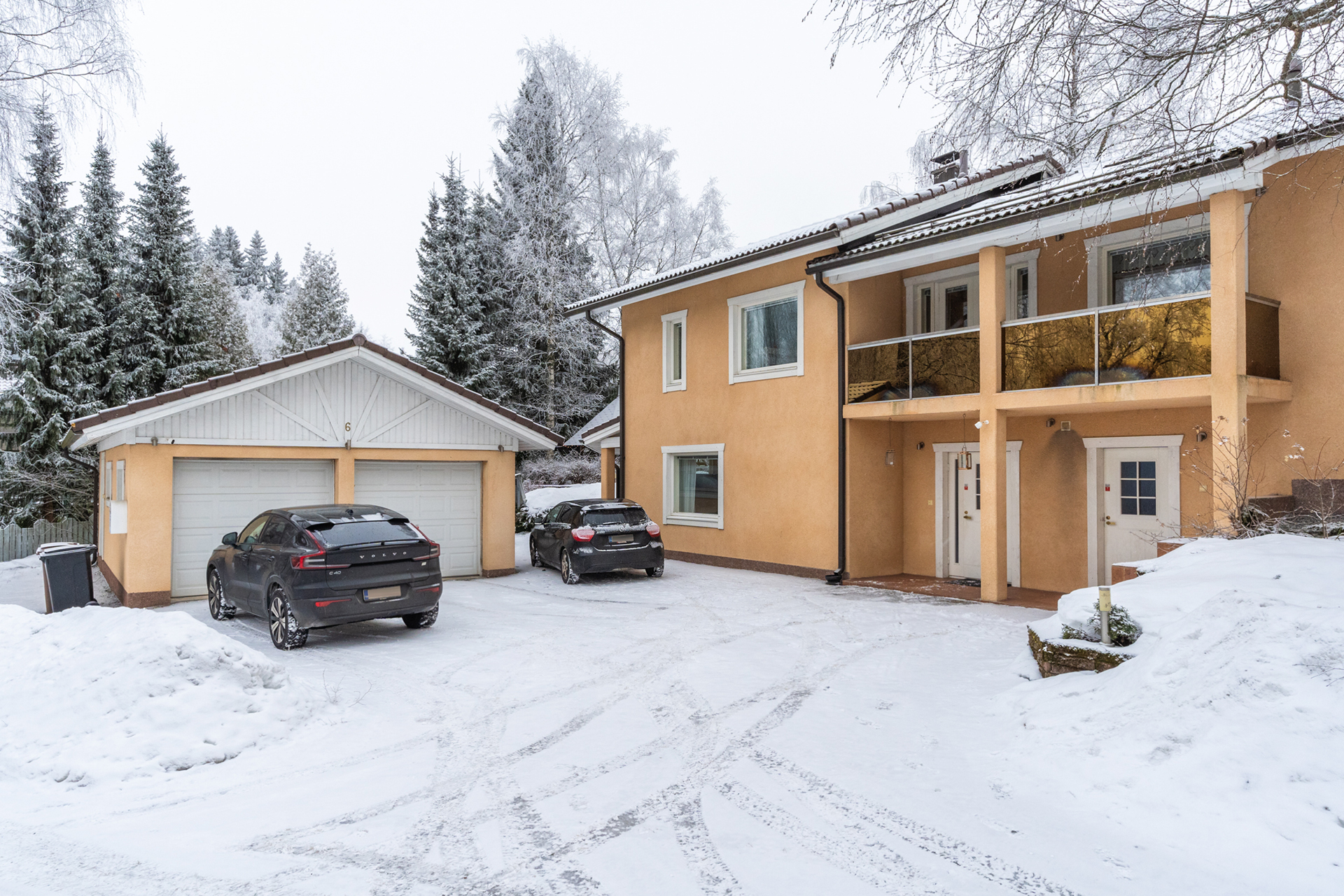 Kahden auton lämmin autotalli