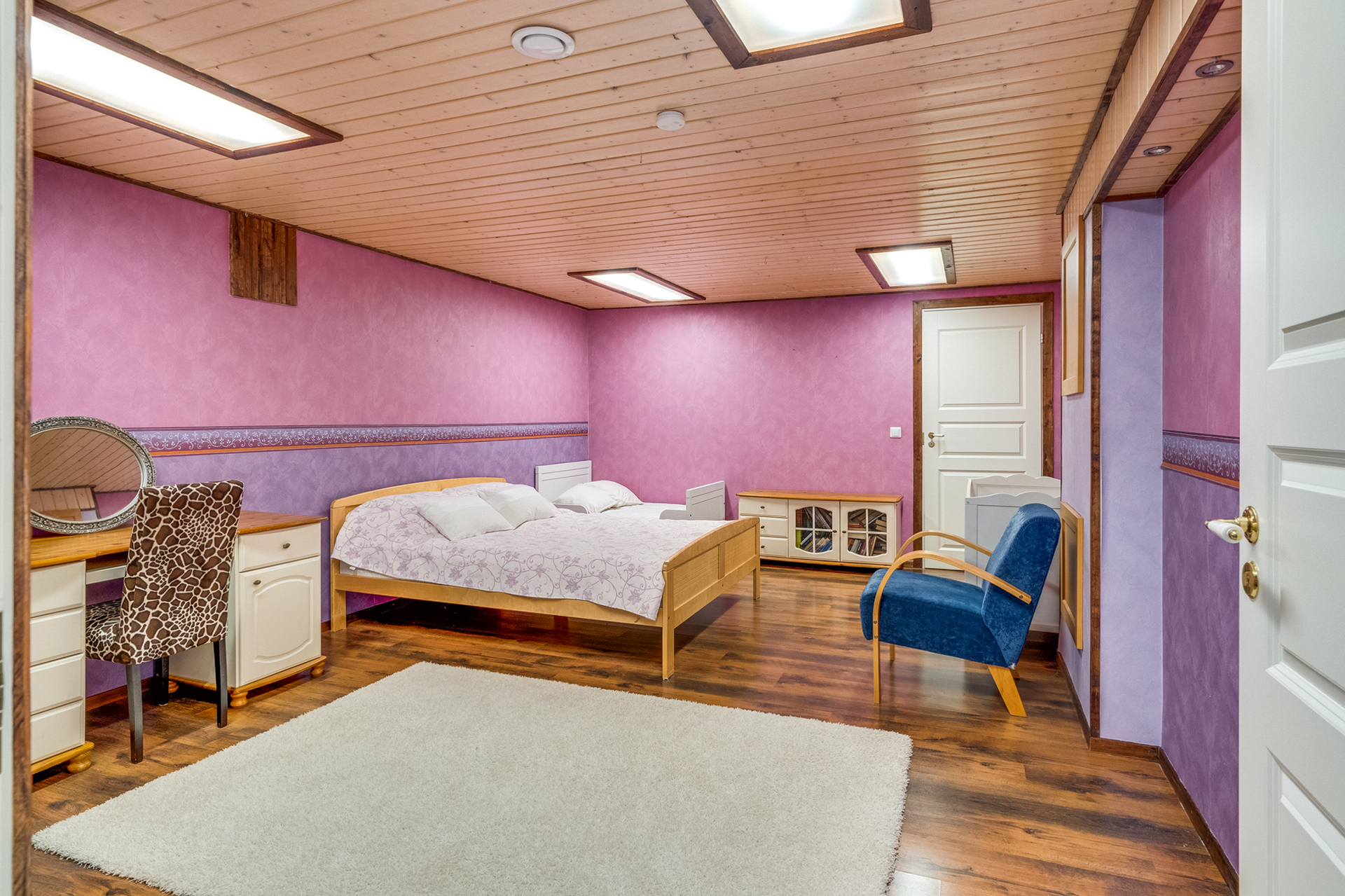 Alakerran huonetilaa, sopii harraste-/työtilaksi tai makuuhuoneeksi