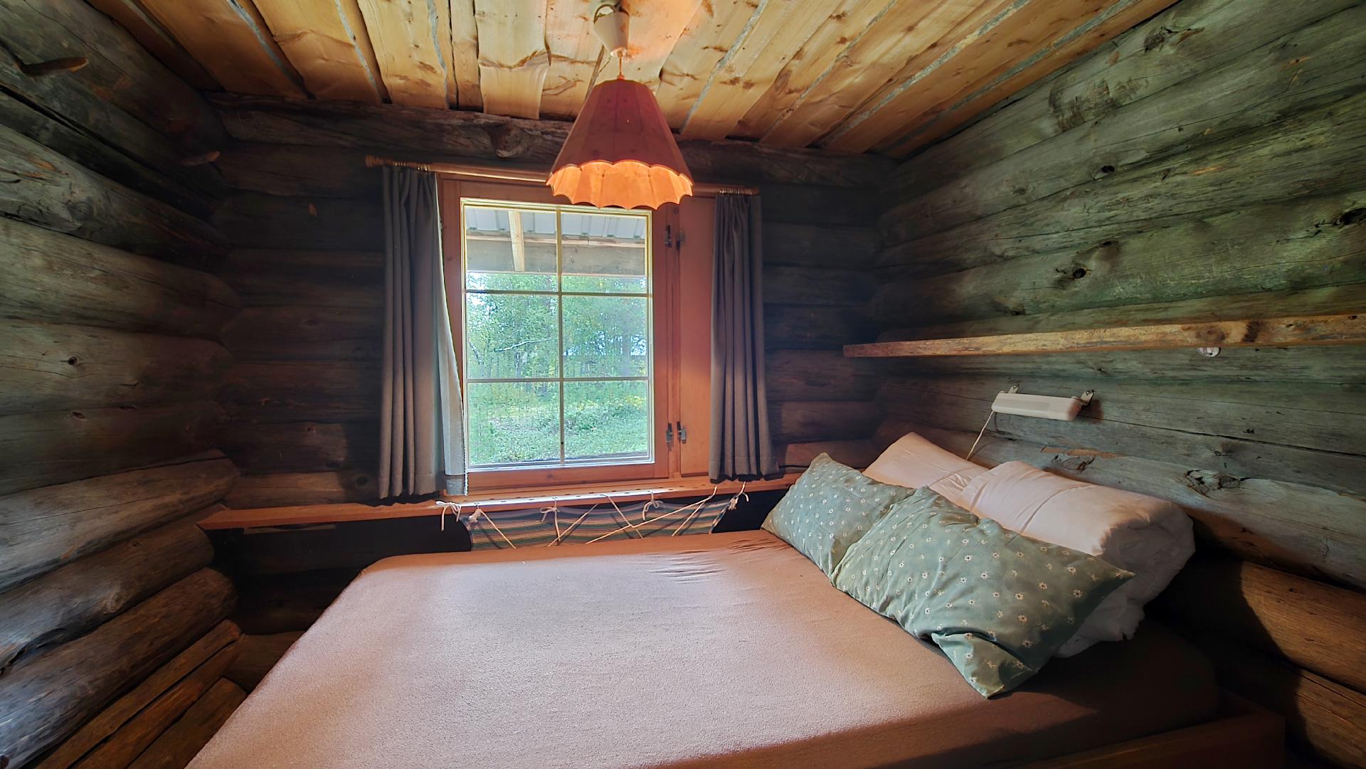 Pääsisäänkäynnin lähettyvillä makuuhuone 1