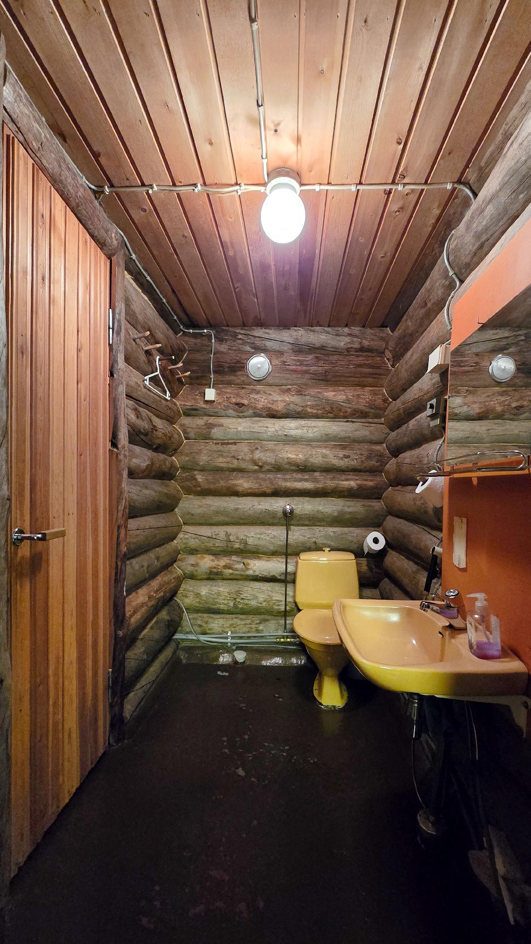 Tapion kylpyhuone/wc, jossa myös pyykinpesukoneelle liitäntä