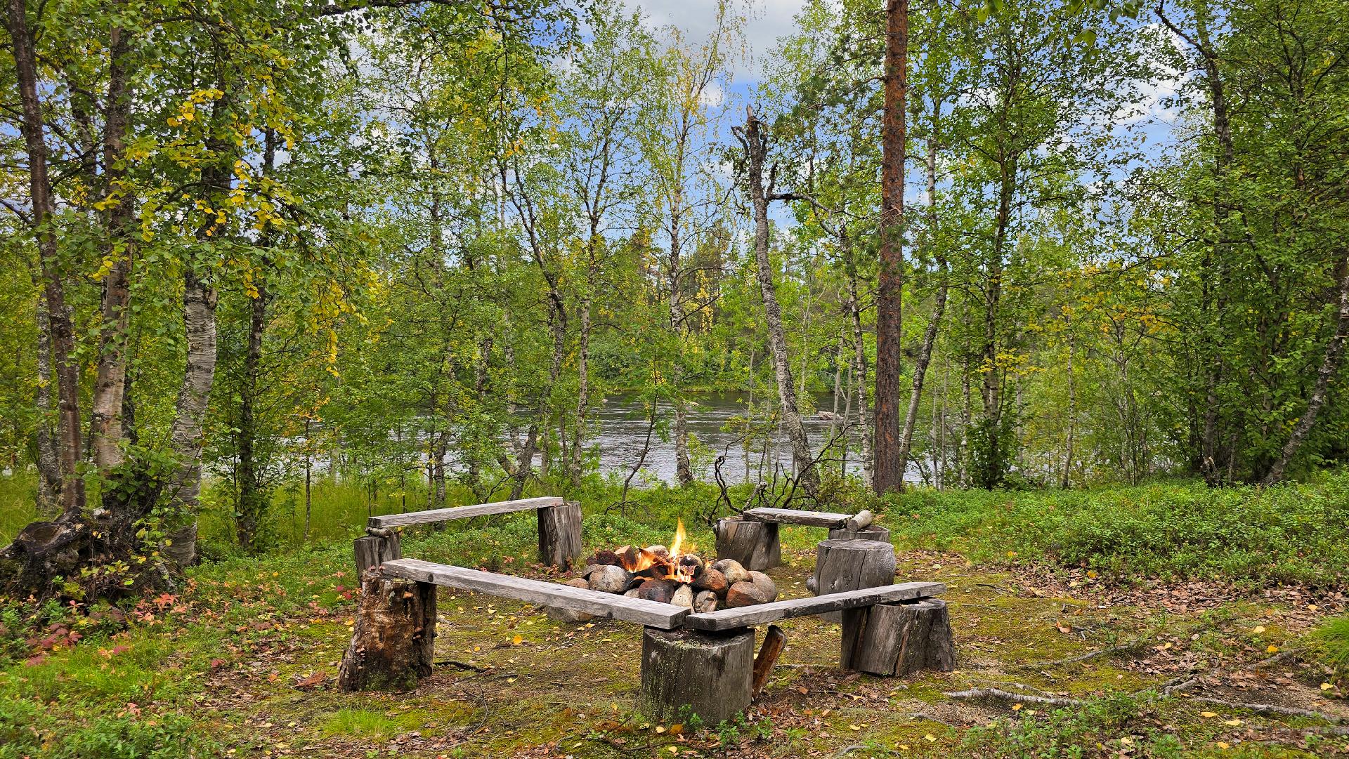 Molempien mökkien lähettyvillä omat tulistelupaikat