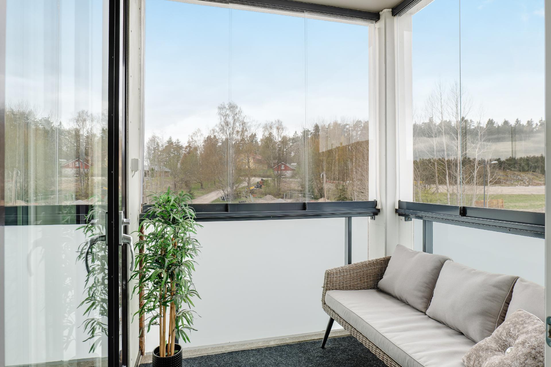 Lasitettu kulmaparveke.