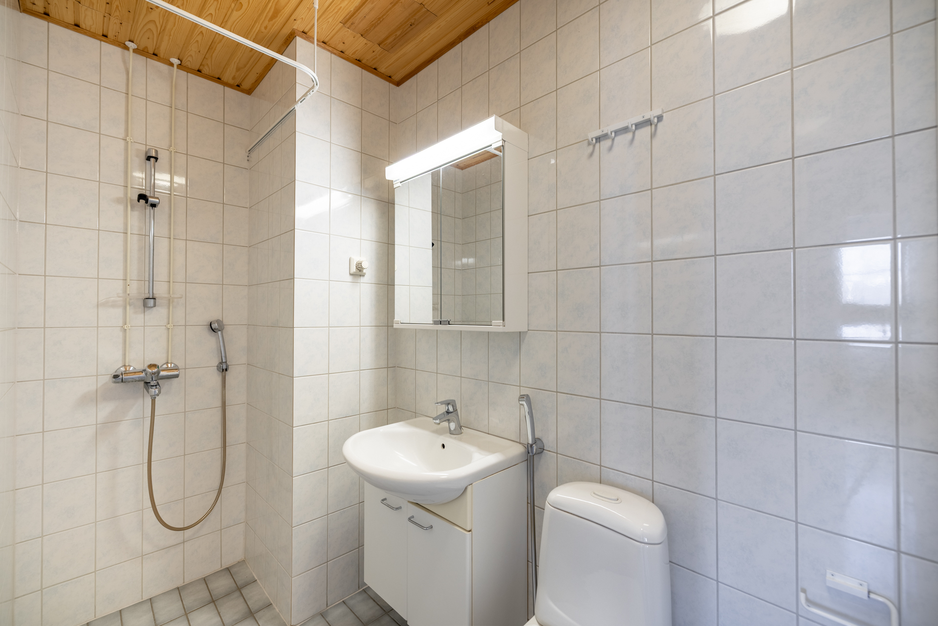 alakerran kylpyhuone/wc
