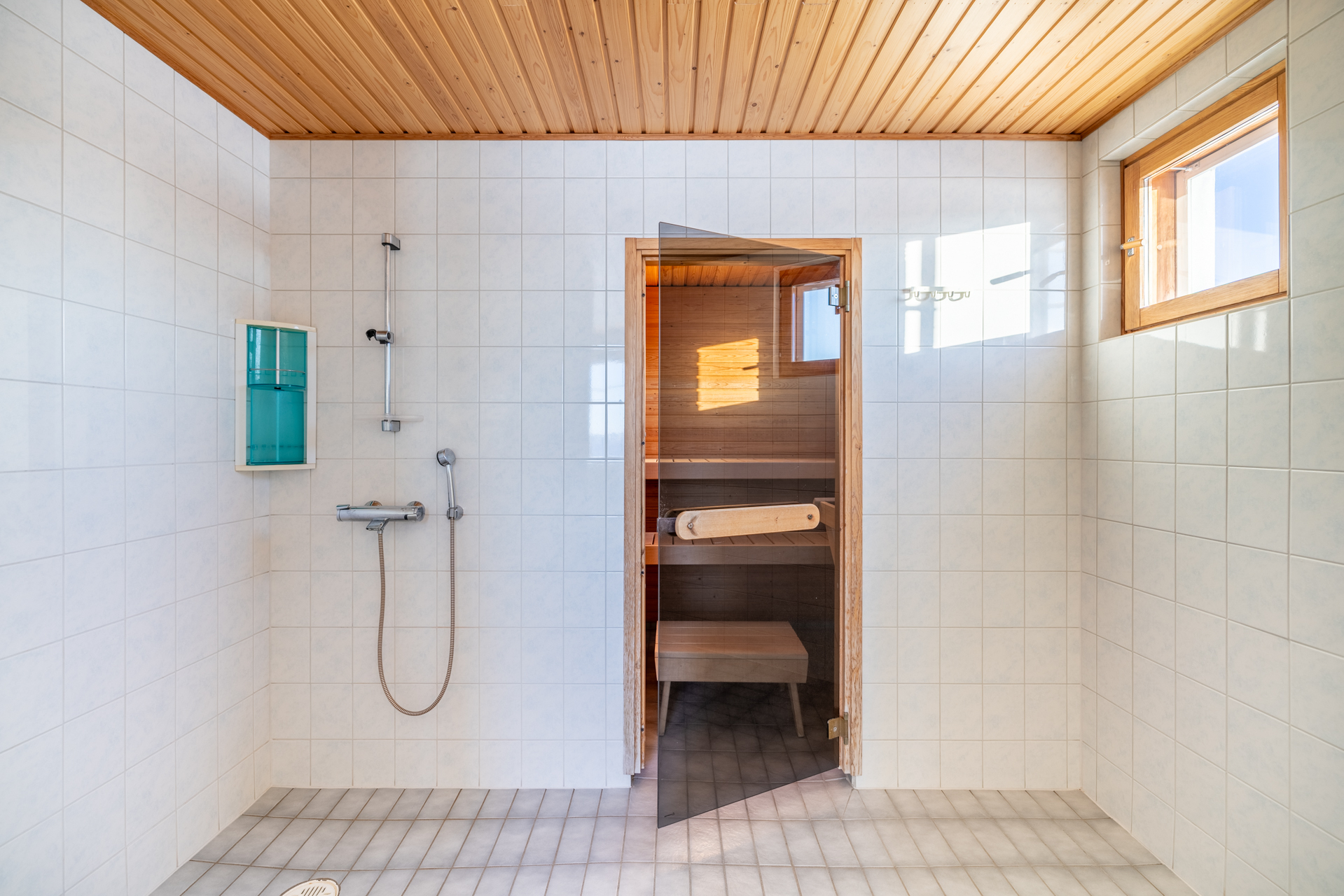 yläkerran kylpyhuone