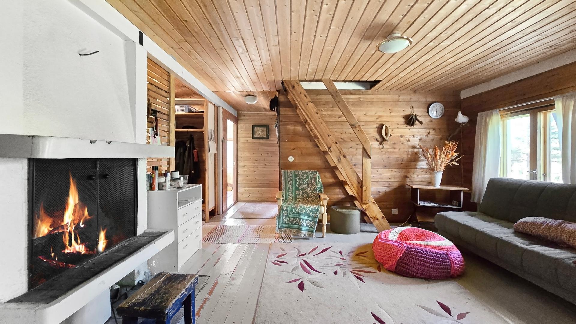 Olohuoneesta portaat yläkertaan