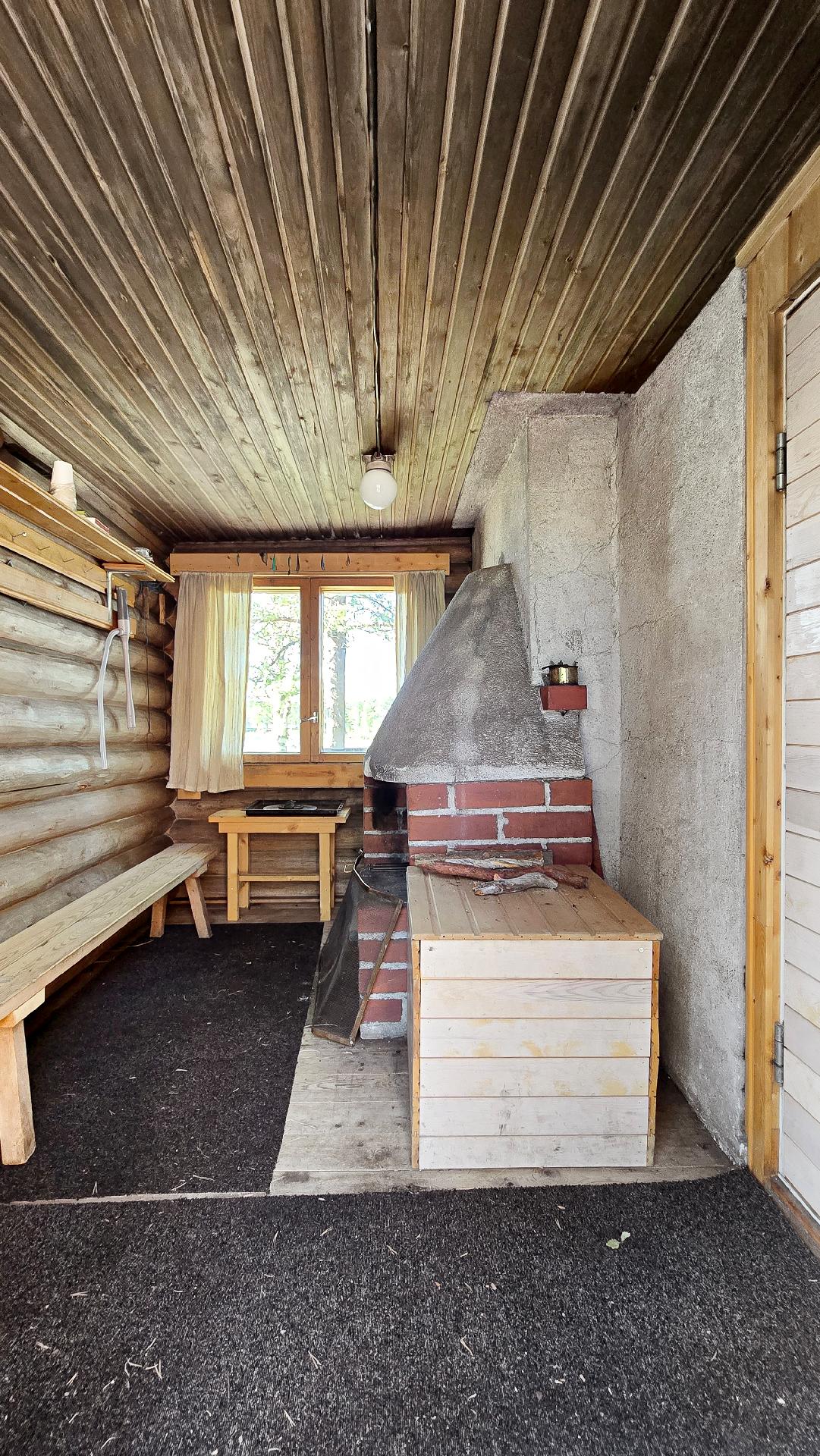 Ulkosaunassa pukuhuone avotakalla